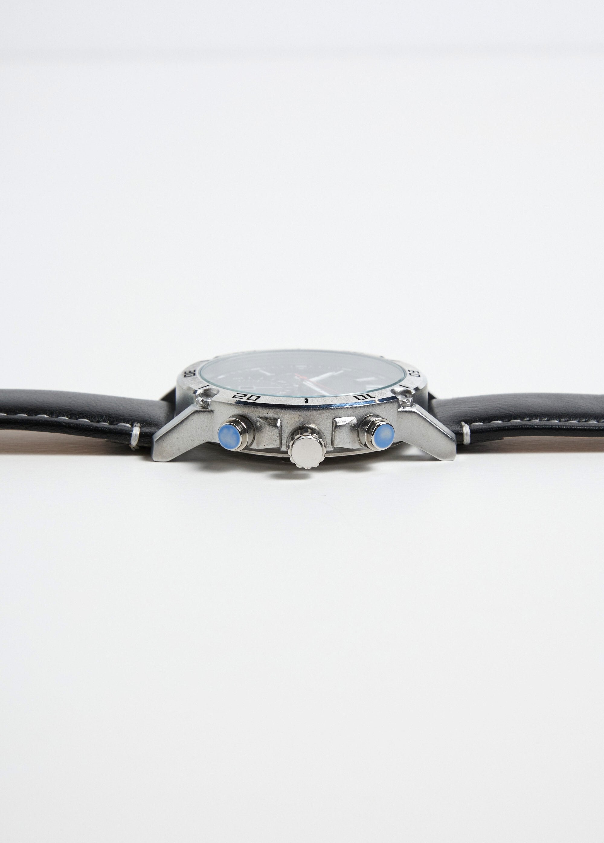 Round_chronograph_watch_in_stainless_steel_and_leather_Black_DE3_slim