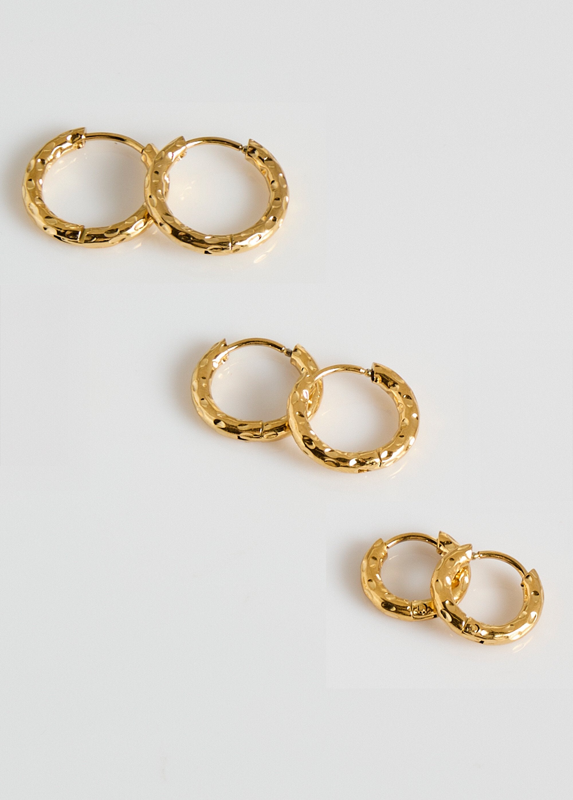 Hammered_stainless_steel_hoop_earrings,_assorted_sizes_Golden_FA1_slim