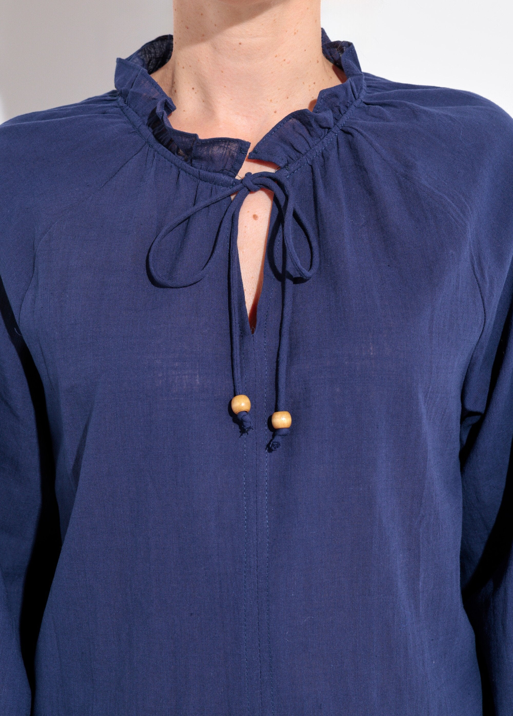 Loose-fitting_V-neck_blouse_with_a_tie_Marine_DE1_slim