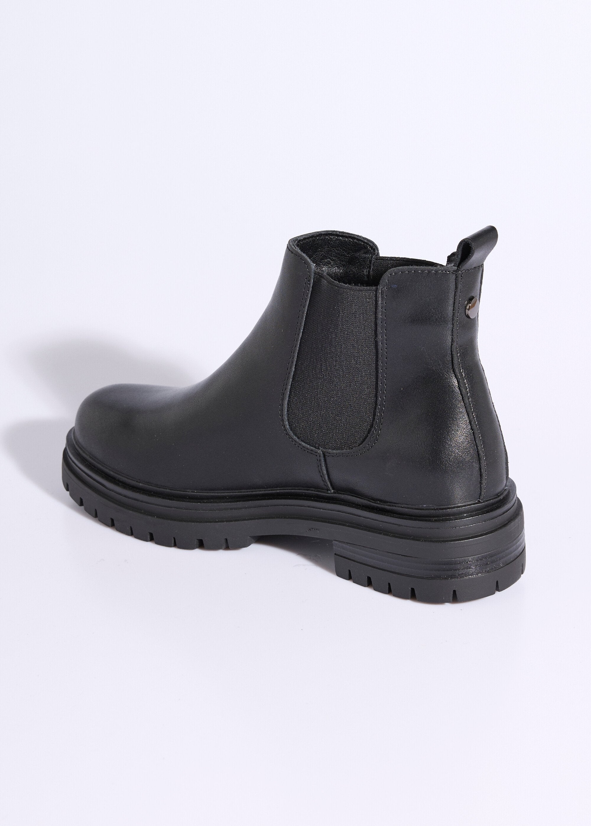 Leather_Chelsea_boots_with_thick_sole_Black_DO1_slim