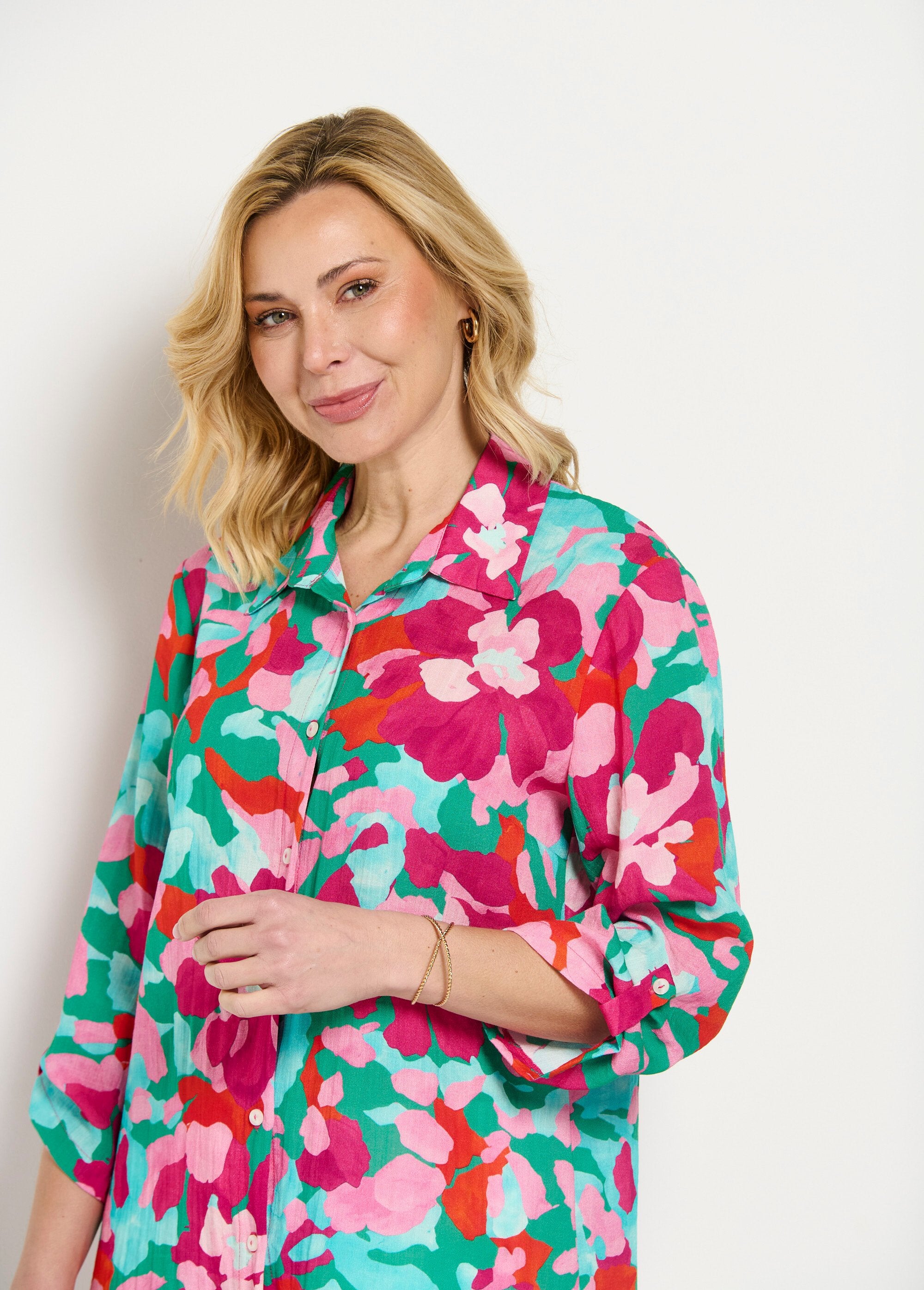 Long_floral_blouse_with_3/4_roll-up_sleeves_Pink_and_blue_DE1_slim