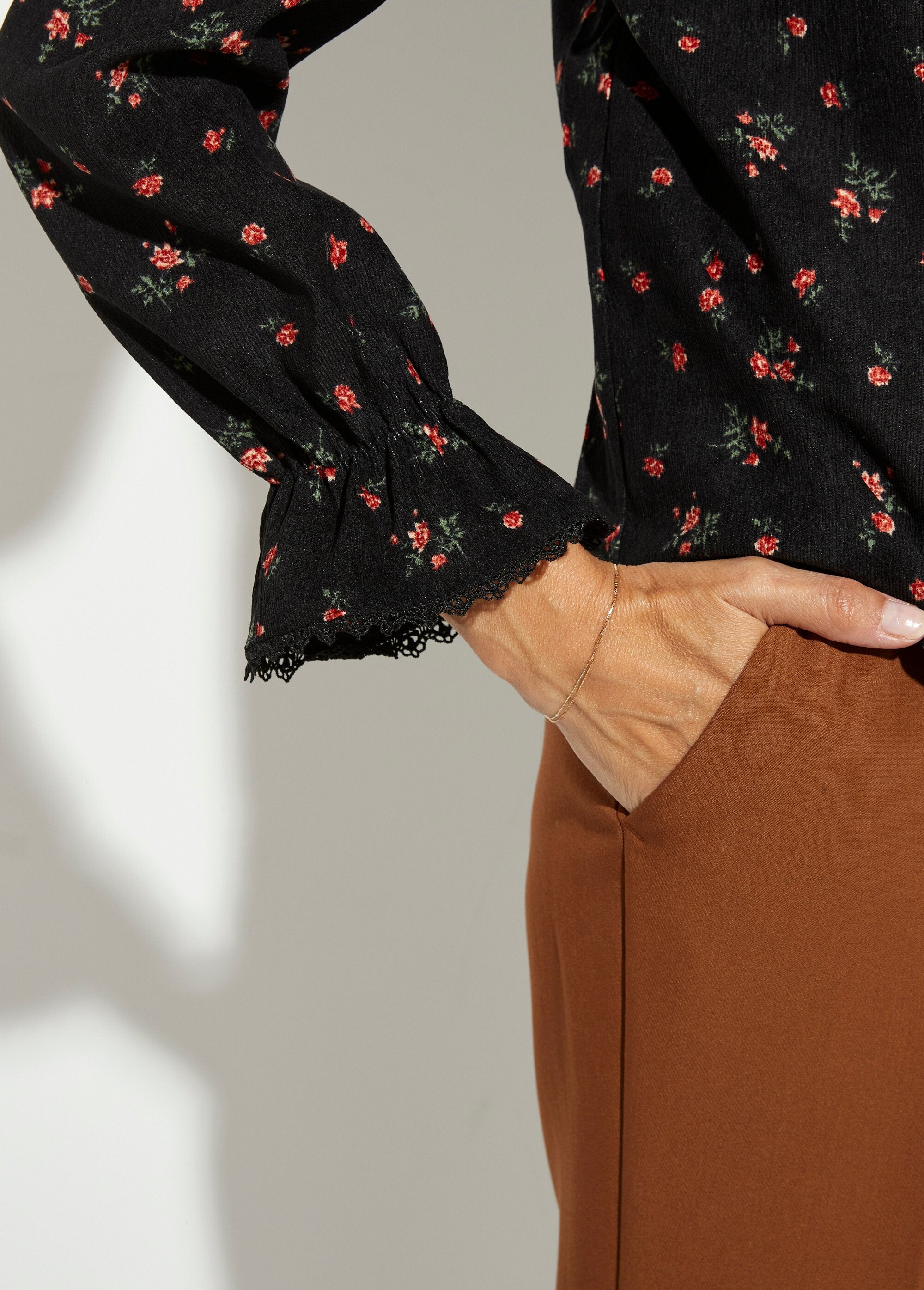 Corduroy_blouse_with_rose_pattern_Black_prints_DE1_slim