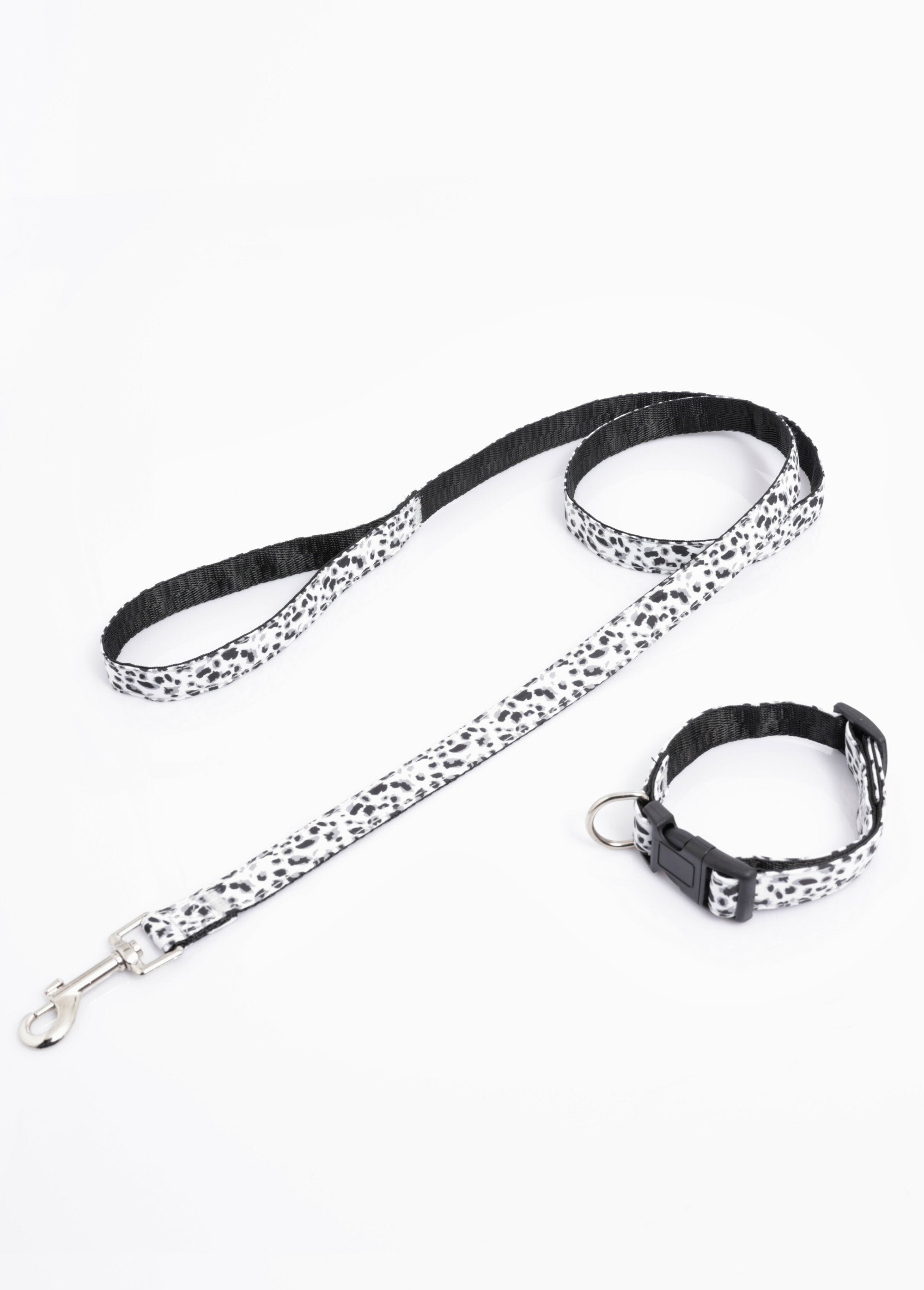 Leopard_print_dog_collar_and_leash_White_DE1_slim