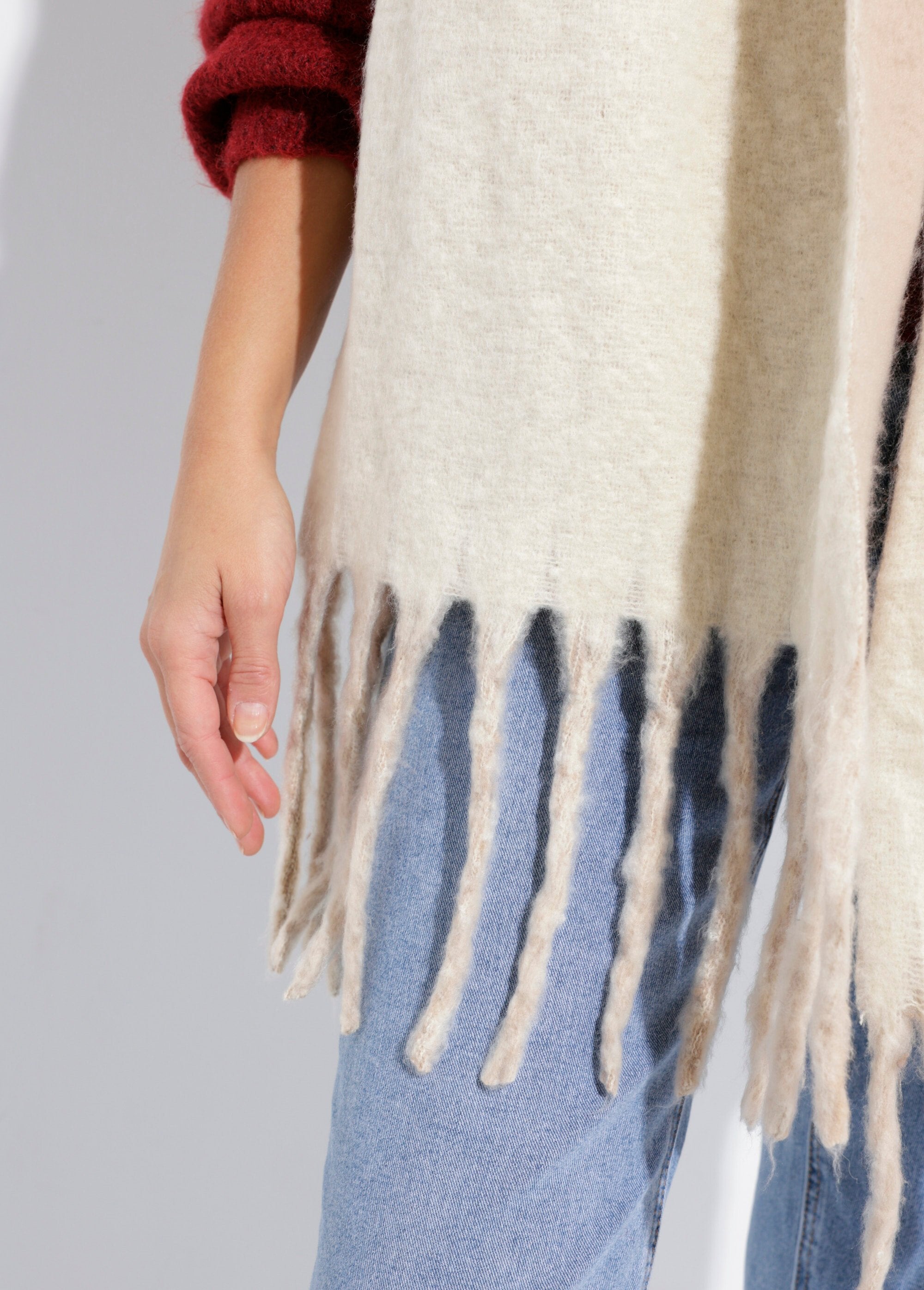 Two-tone_scarf_with_large_fringes_Beige_DE1_slim