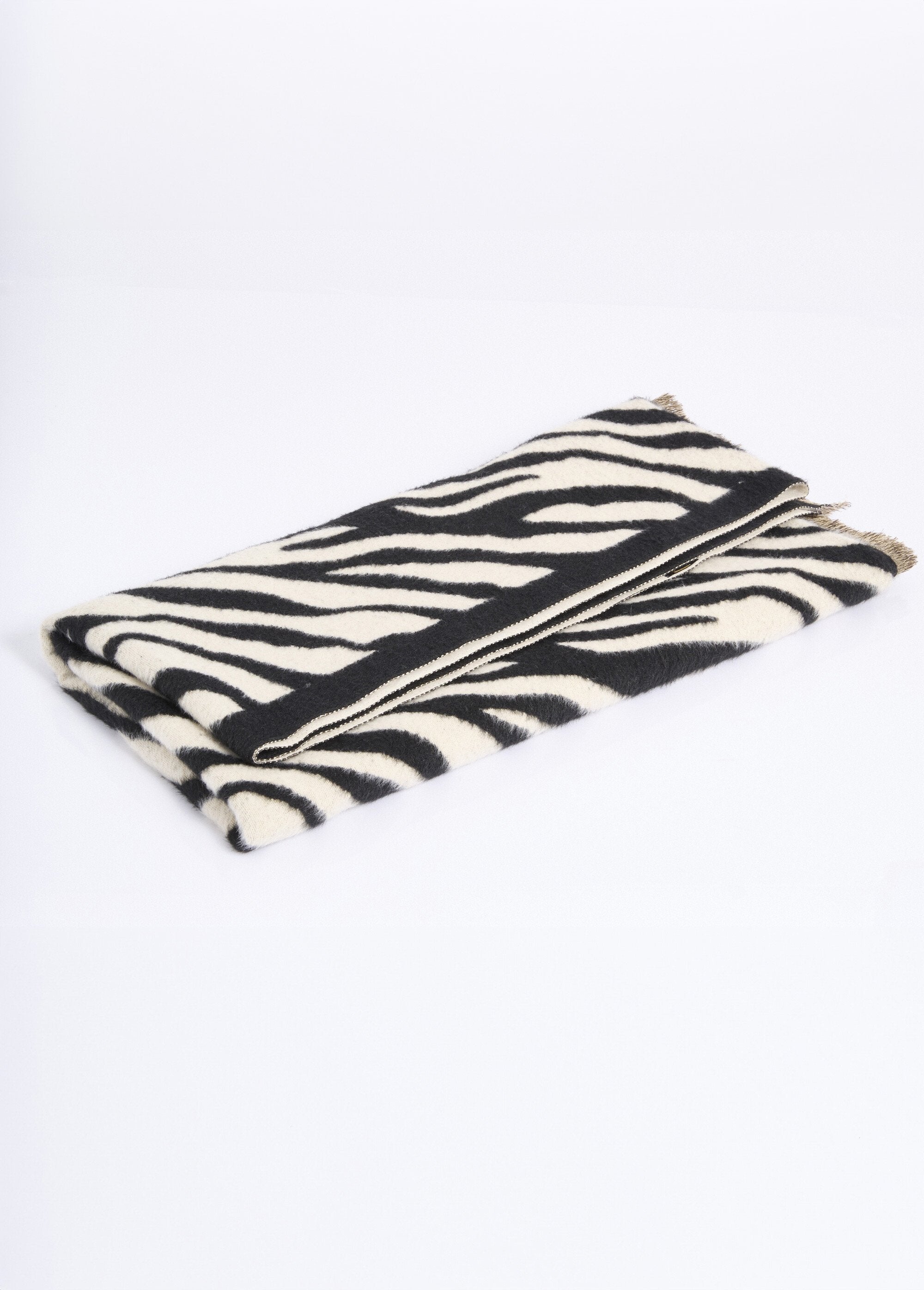 Thin_scarf_with_fringes,_zebra_pattern_Black_DE1_slim