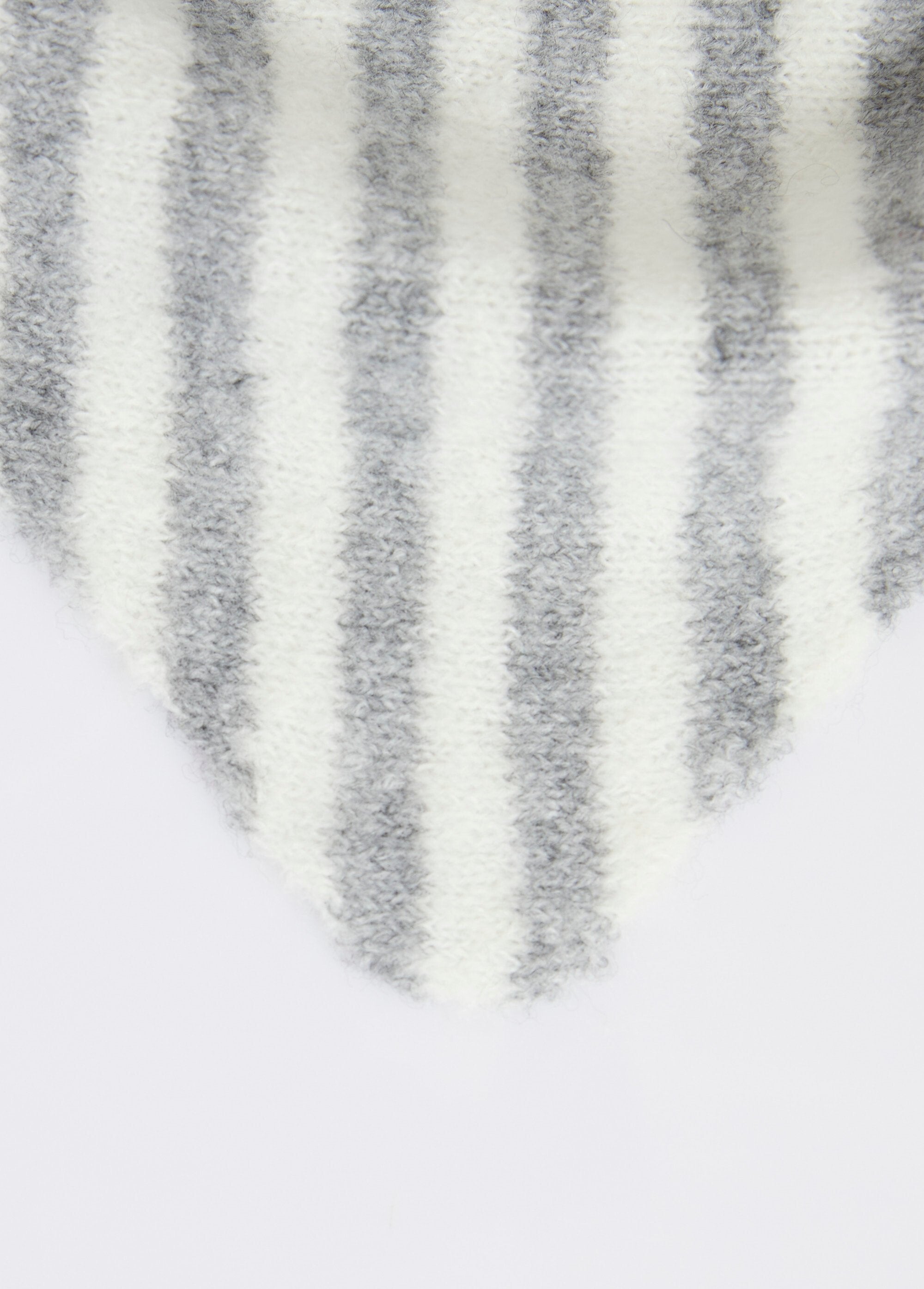 Striped_triangle_scarf,_with_wool_Gray_DE1_slim