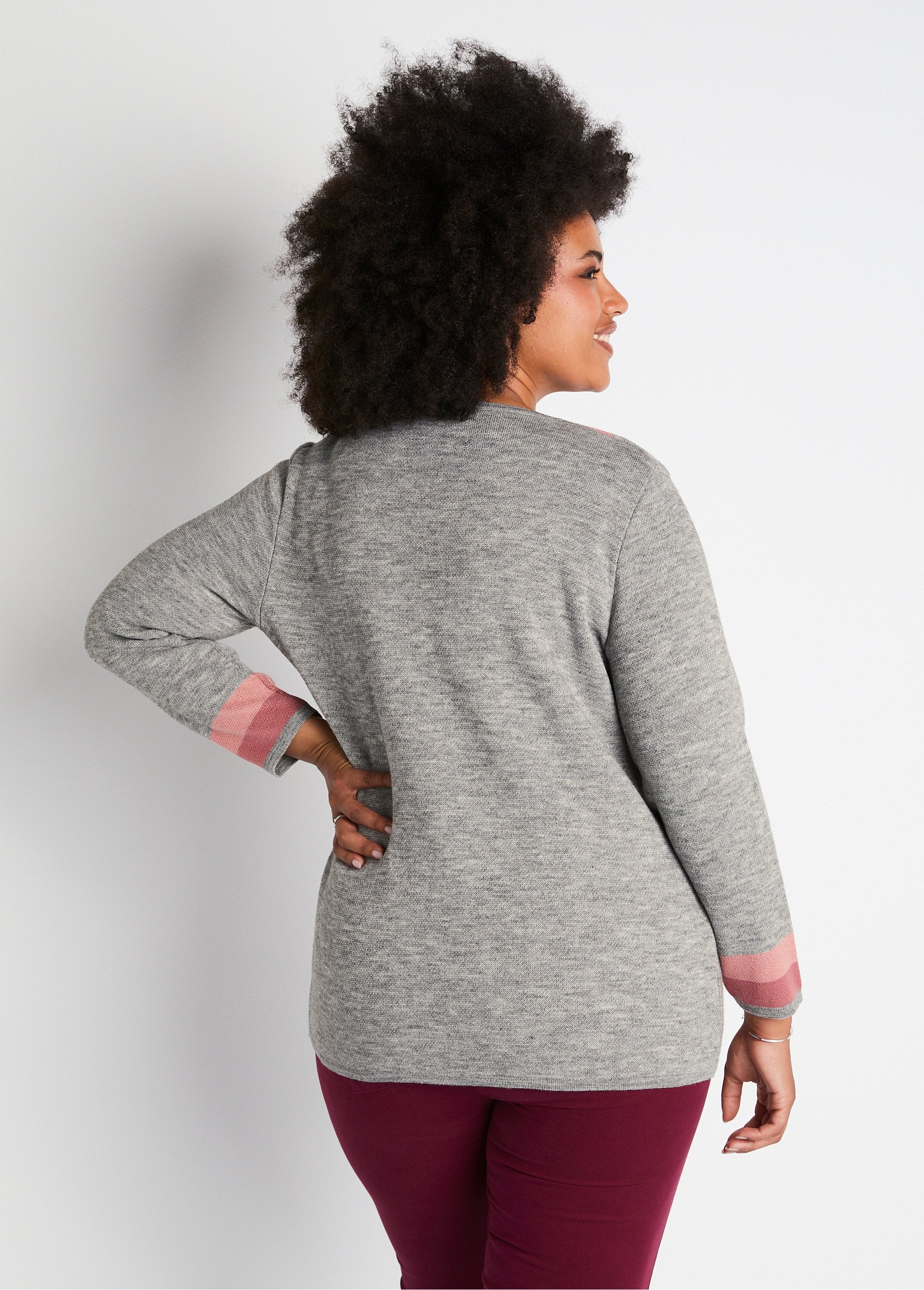 Mid-length_buttoned_jacquard_cardigan_with_wool_Gray_and_pink_DO1_curvy