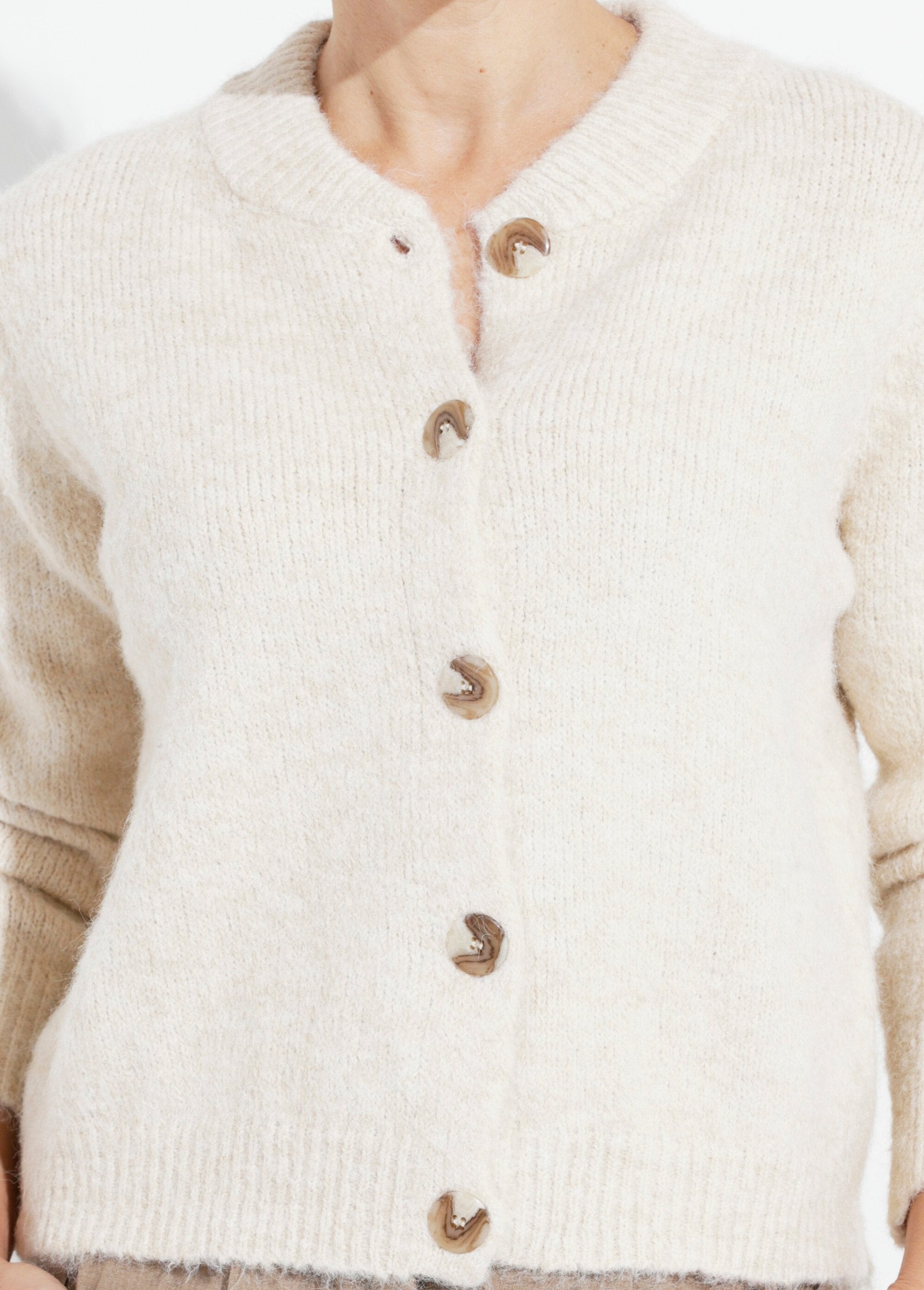 Fancy_round_neck_knitted_vest_Beige_DE1_slim
