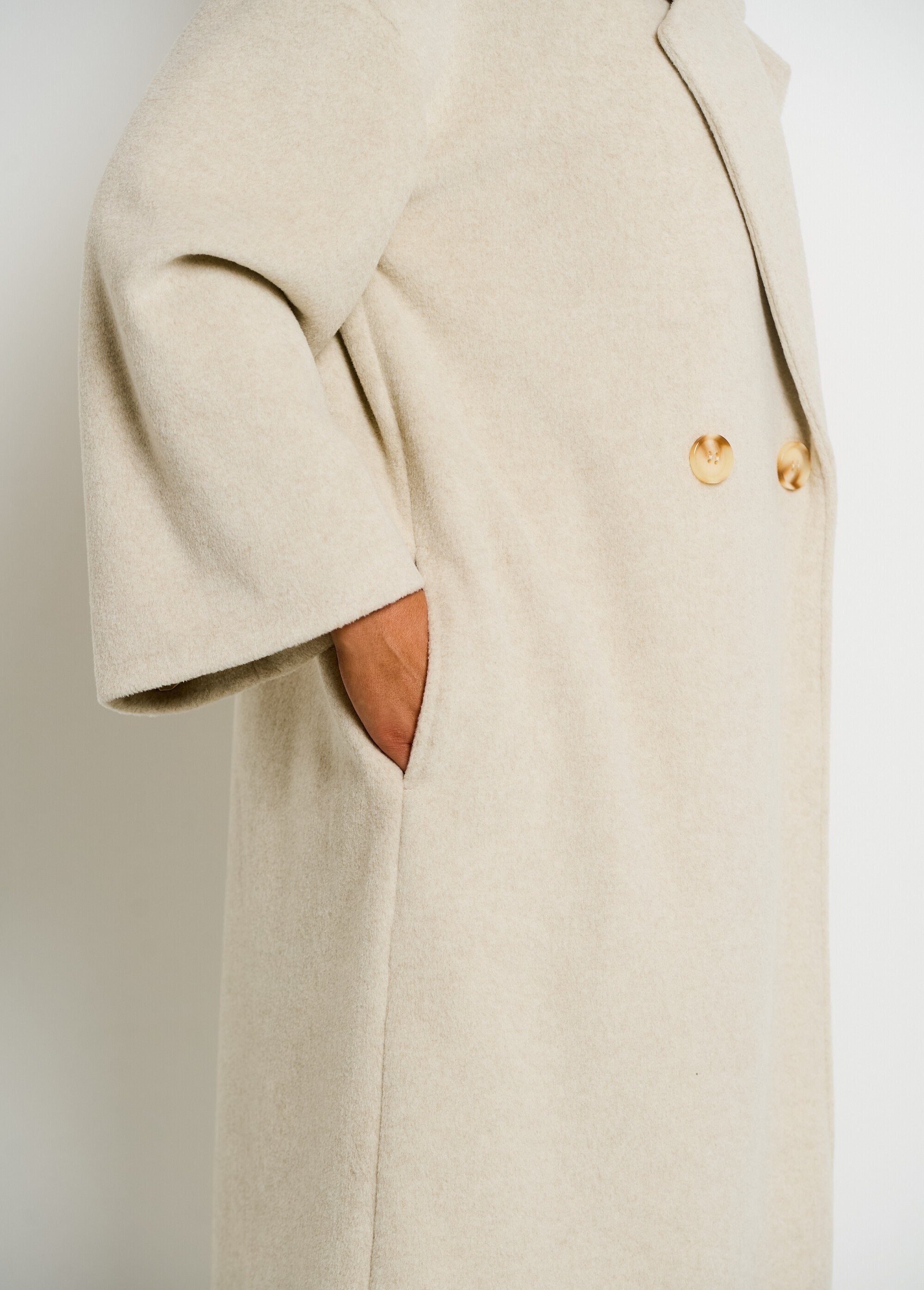 Warm_coat_with_flared_sleeves_Natural_DE3_slim