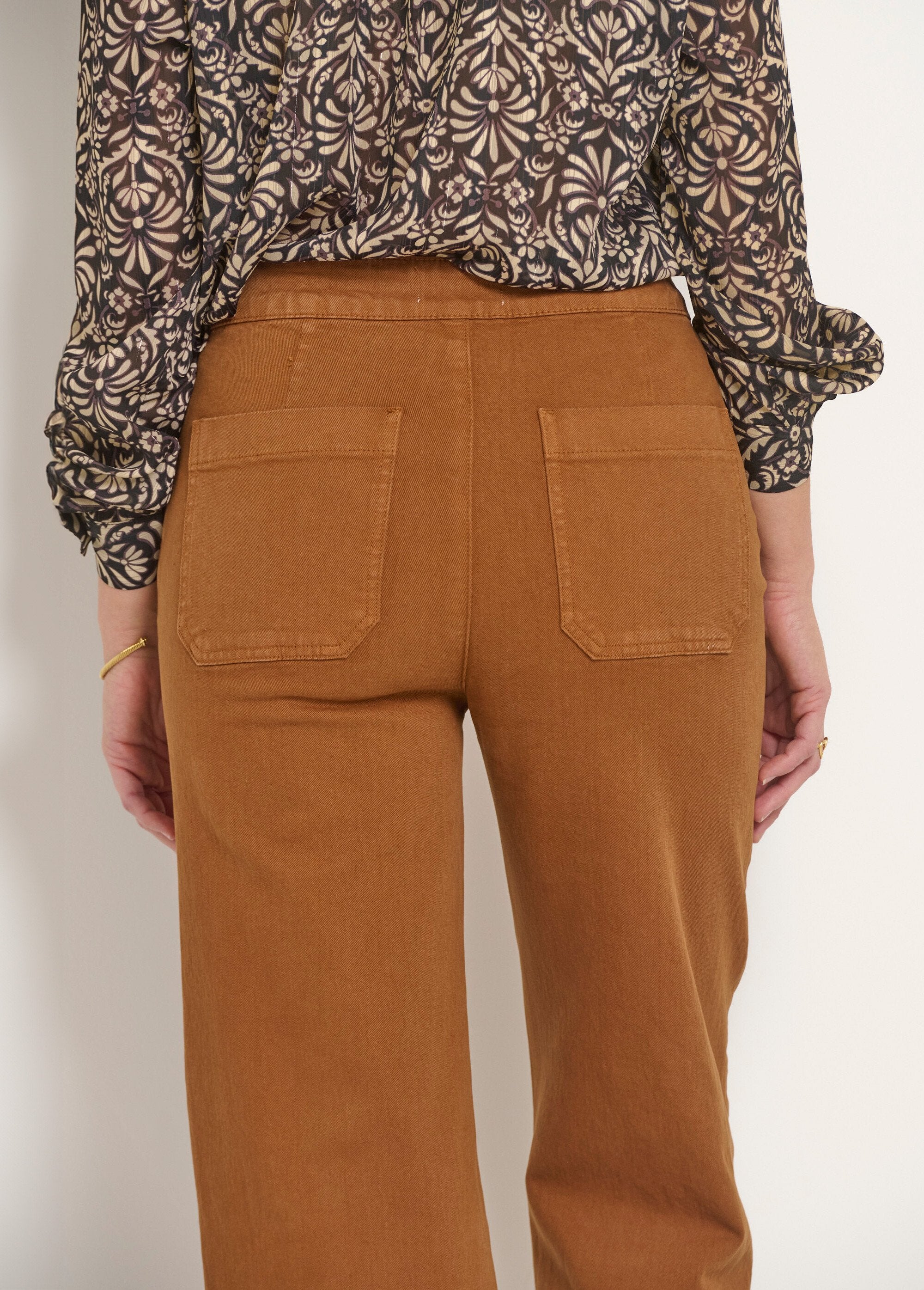 Jeans_with_metal_buttons,_special_PETITE_camel_DE2_slim