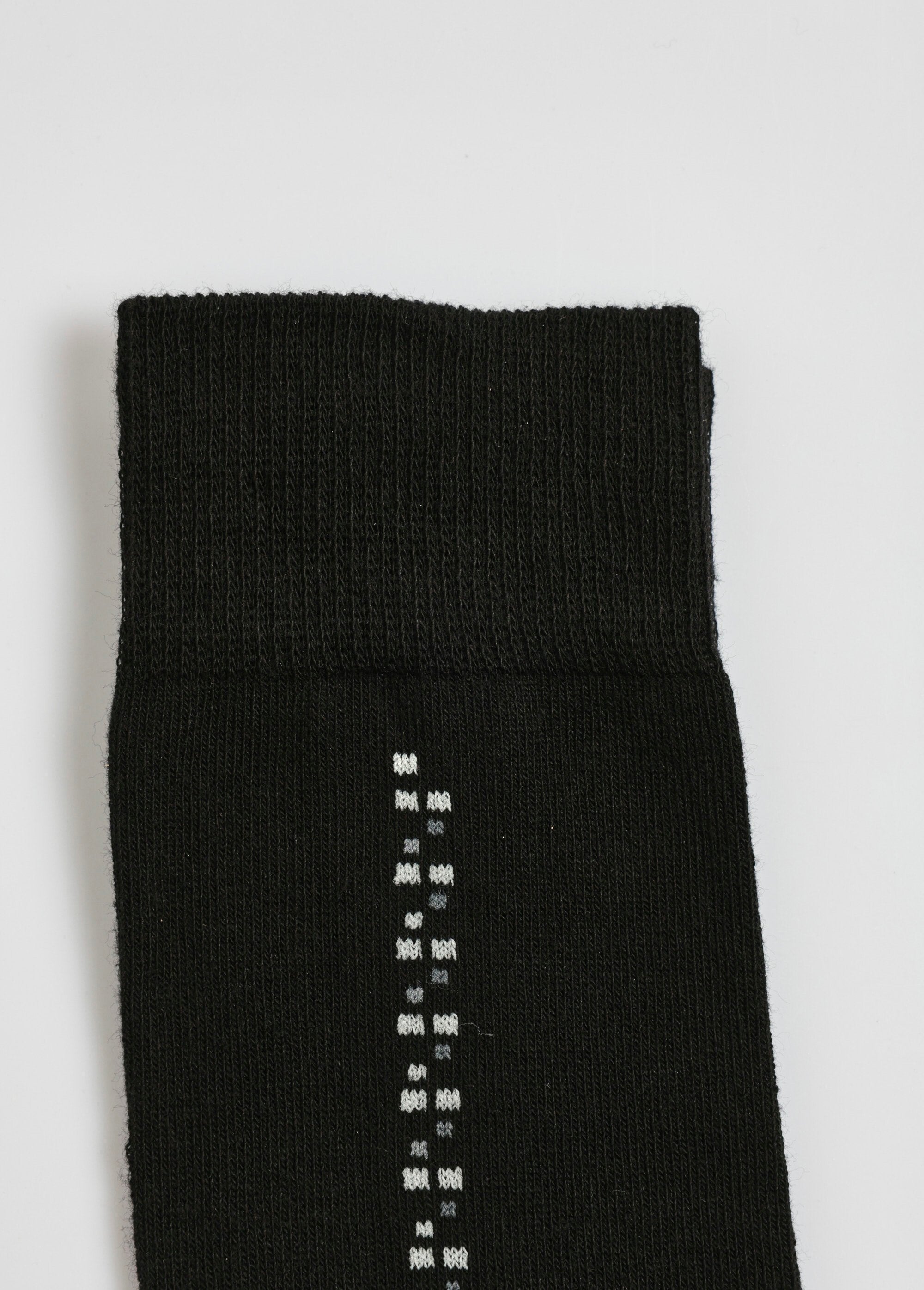 Pack_of_4_socks_with_small_patterns,_dark_Black_matching_DE3_slim