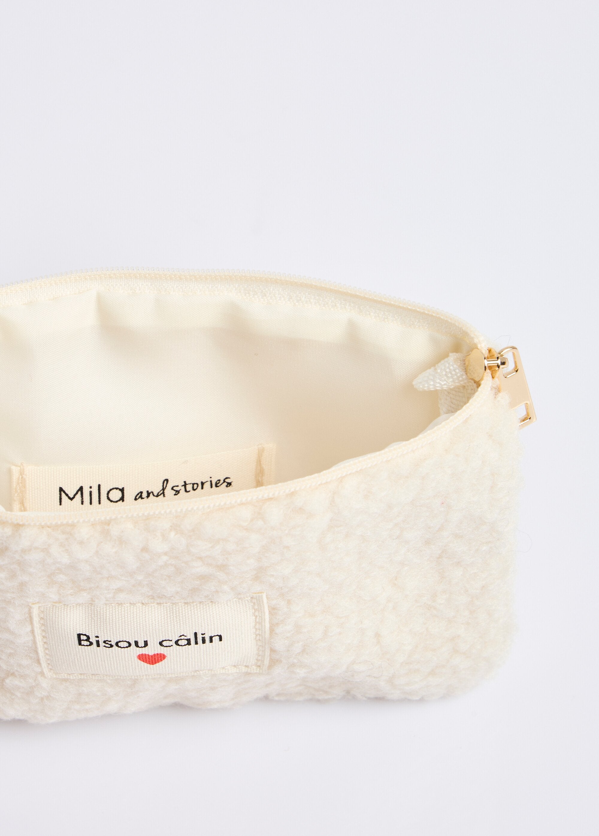 Furry_coin_purse,_Hug_kiss_Ecru_DE1_slim