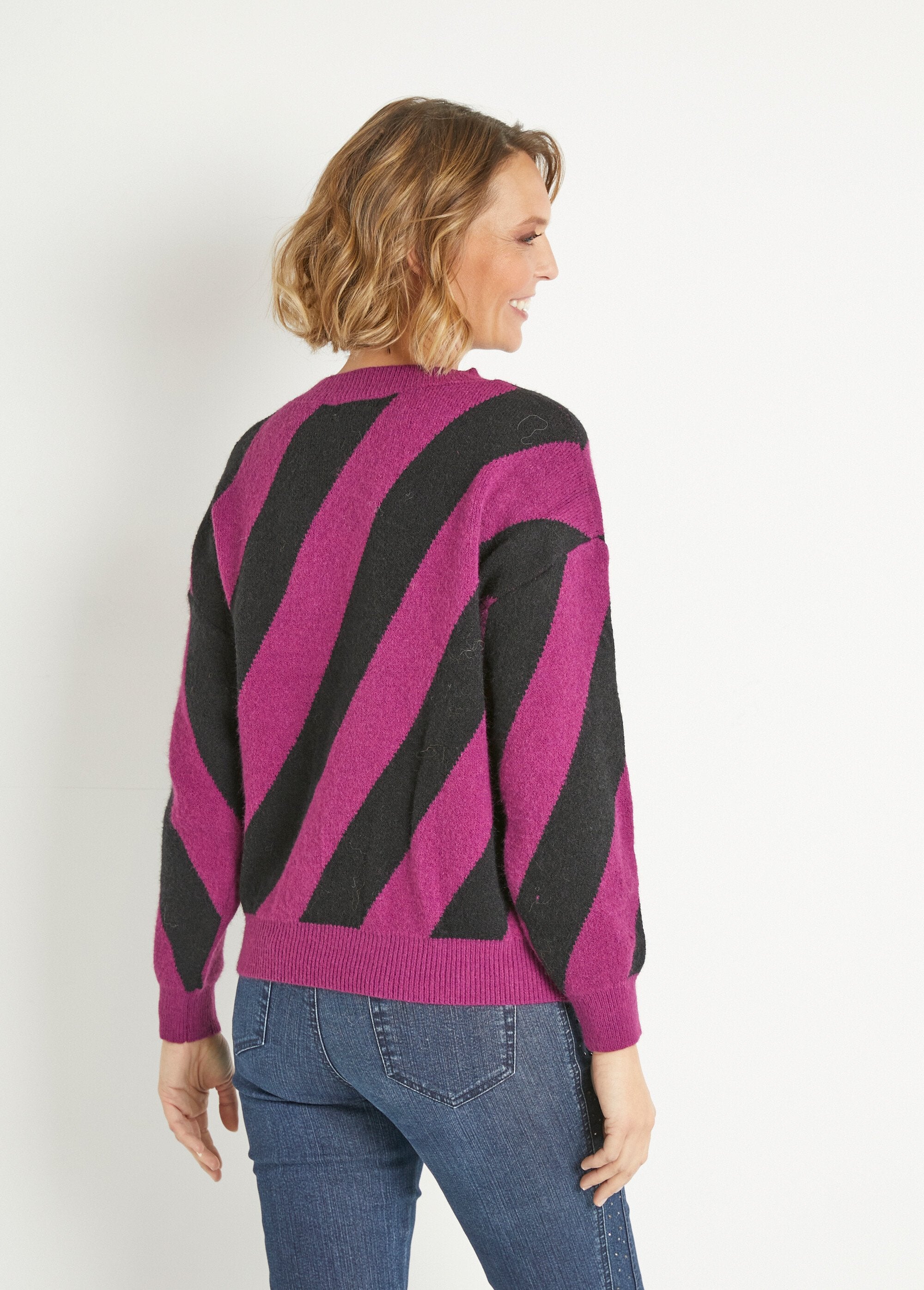 Warm_round_neck_sweater_with_line_pattern_Purple_and_black_DO1_slim