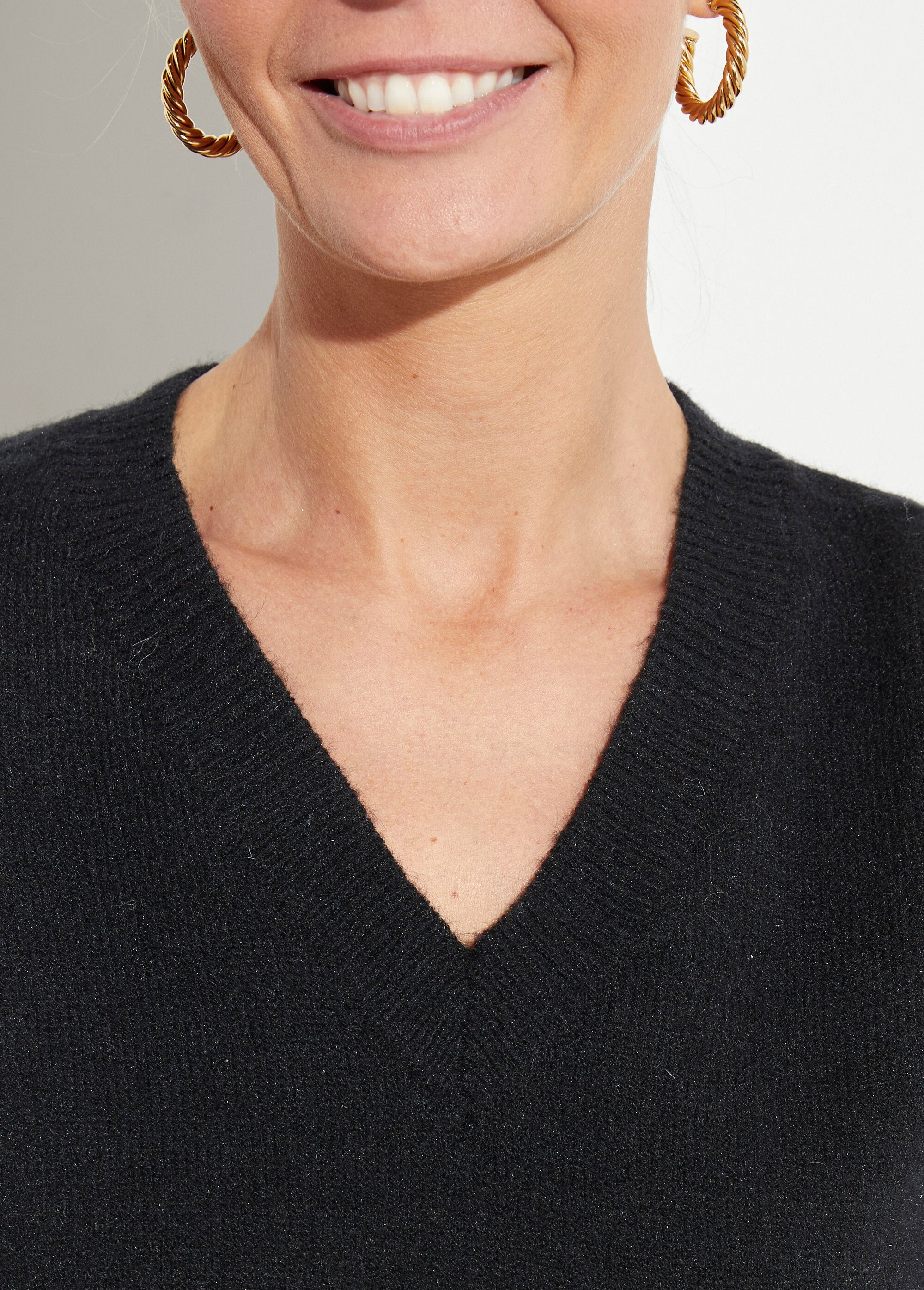 Pull_col_V_en_maille,_manches_dentelle_Noir_DE1_slim