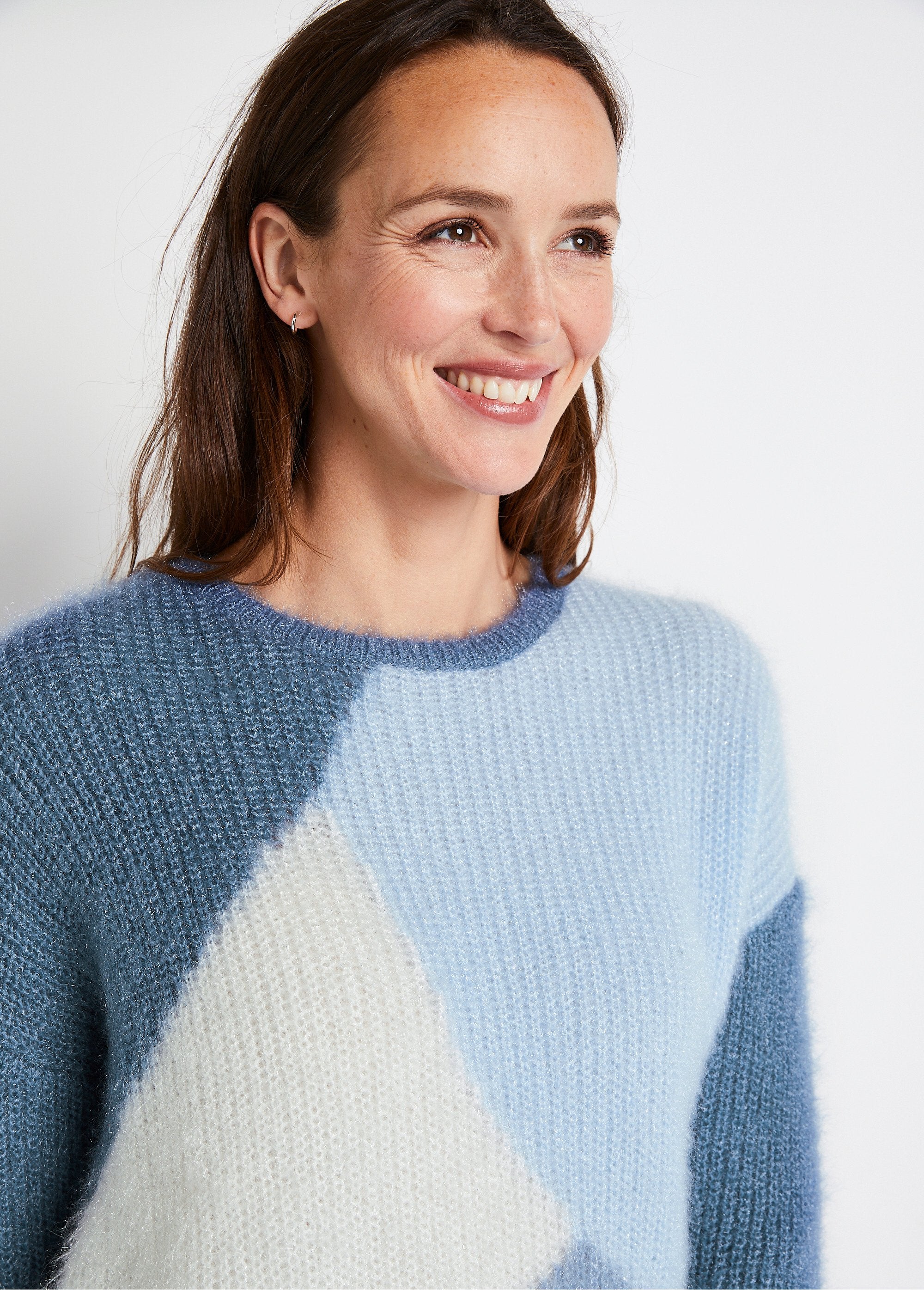 Soft_colorblock_hairy_knit_sweater_Blue_and_ecru_DE1_slim