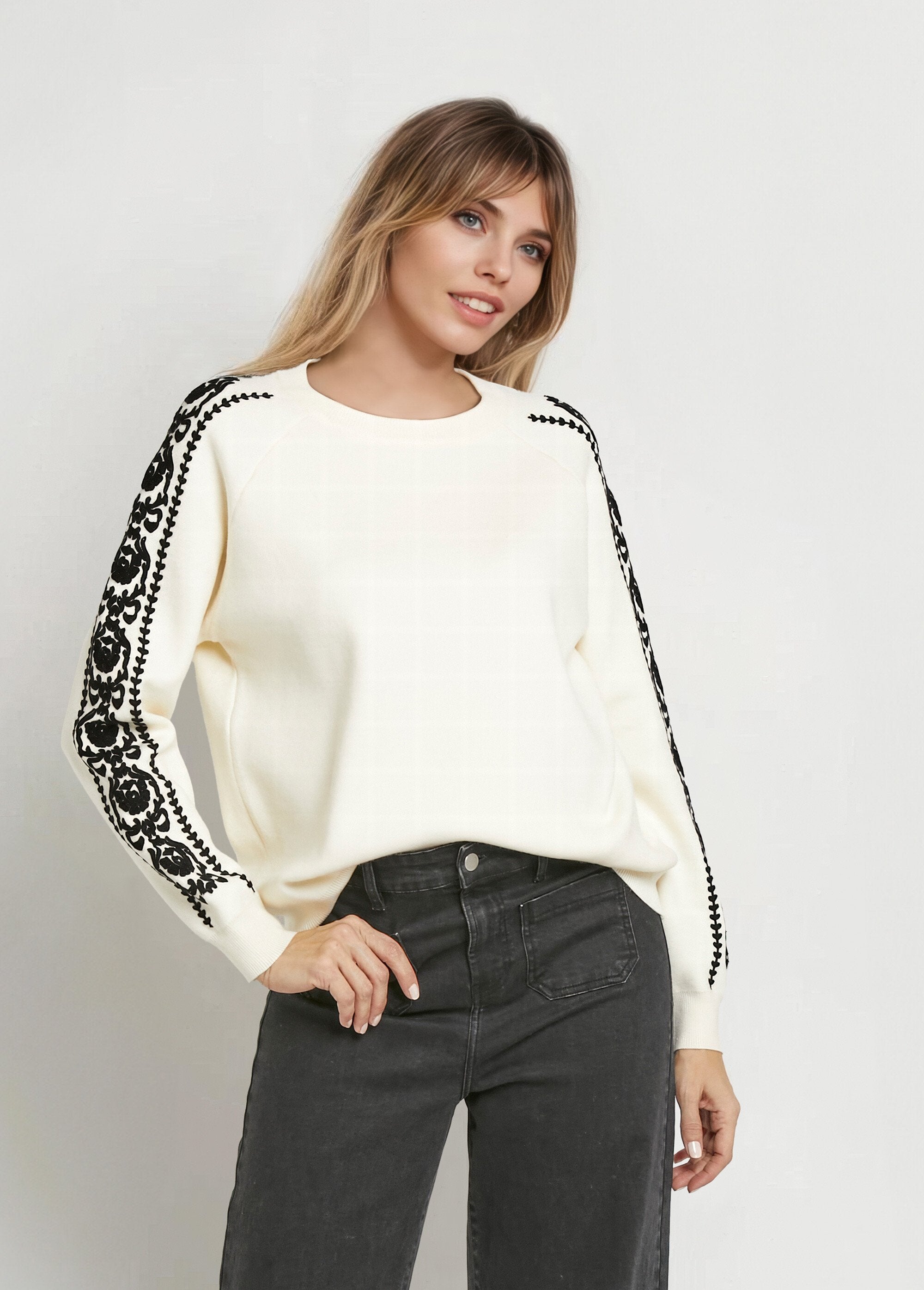 Thick_knit_sweater_with_embroidered_sleeves_Ecru_FA1_slim