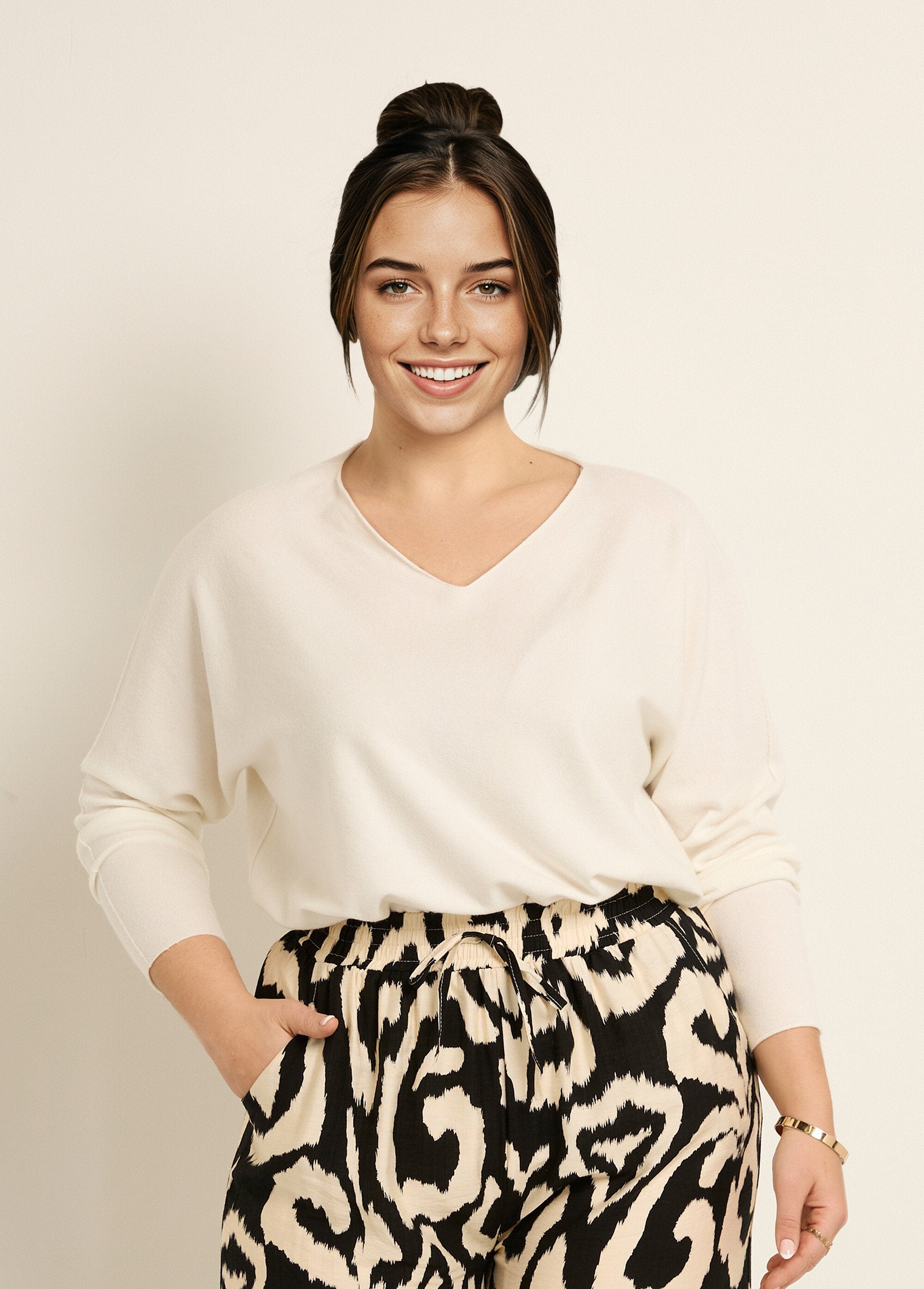 Knitted_tunic_sweater_with_dropped_armholes_White_FA1_curvy