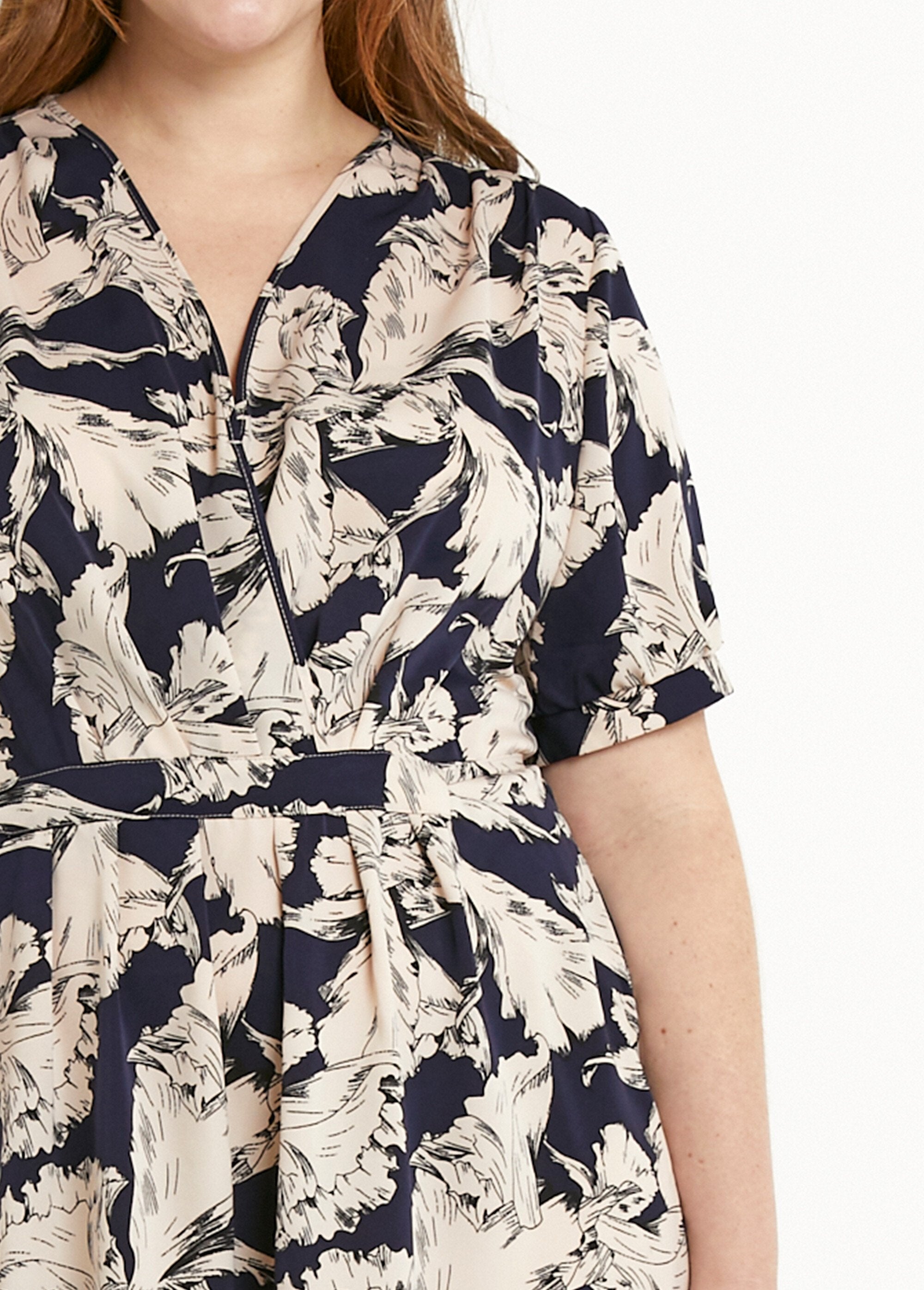Short_wrap_dress_with_flowing_graphic_pattern_Navy_and_white_DE1_curvy