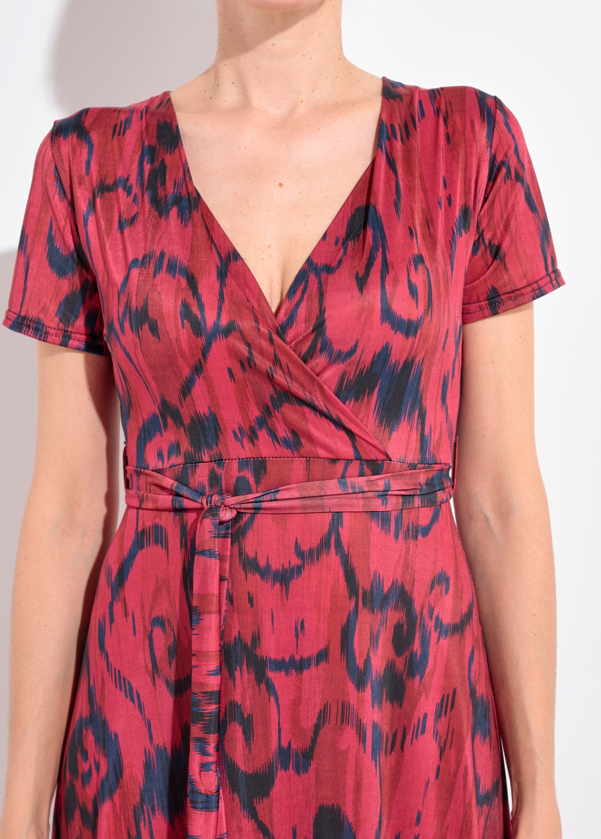 Long_dress,_V-neck,_wrap-around_belt_Black_and_red_DE1_slim