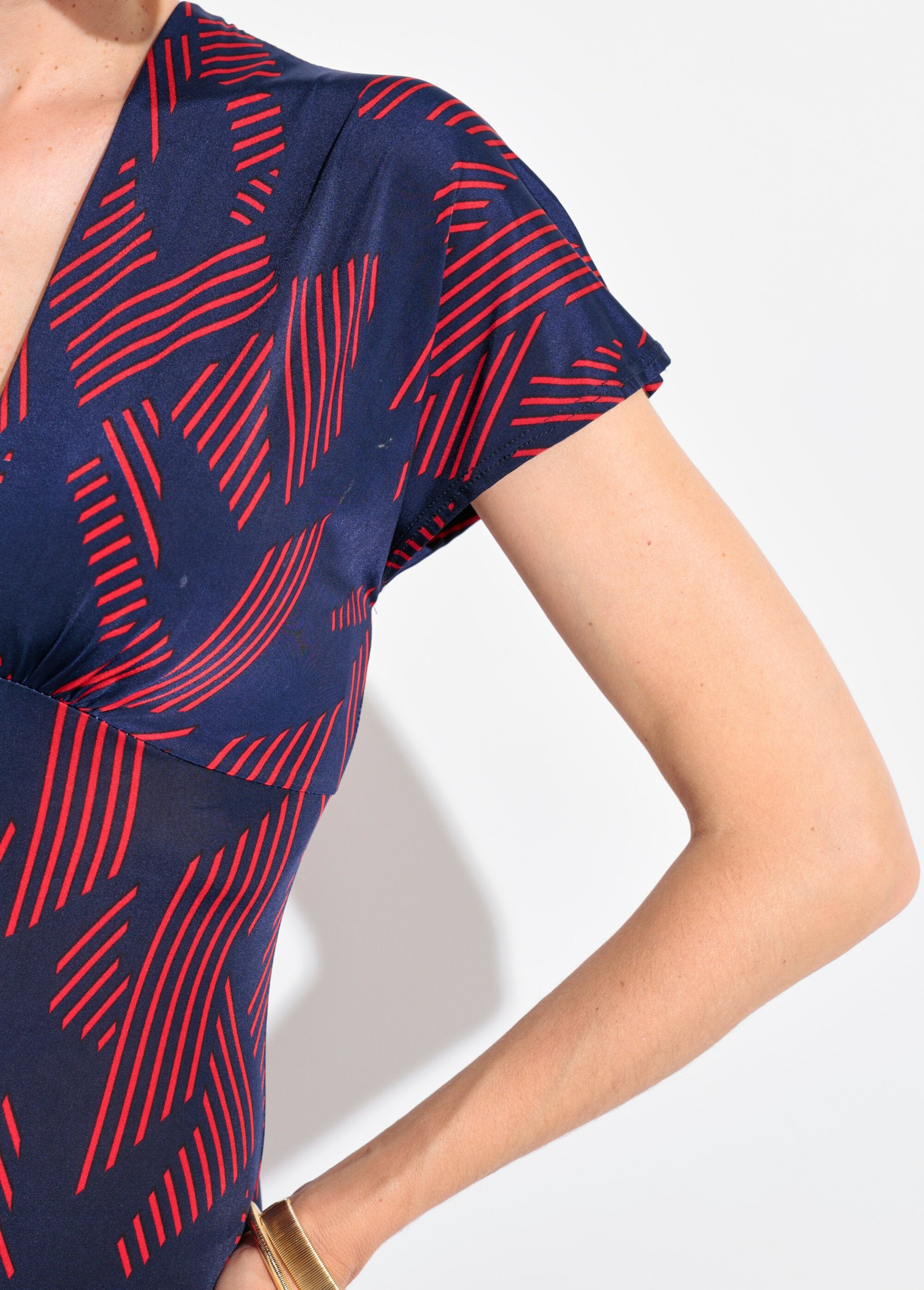 Long_sleeve_dress_with_V-neck_and_graphic_pattern_Navy_and_burgundy_DE2_slim