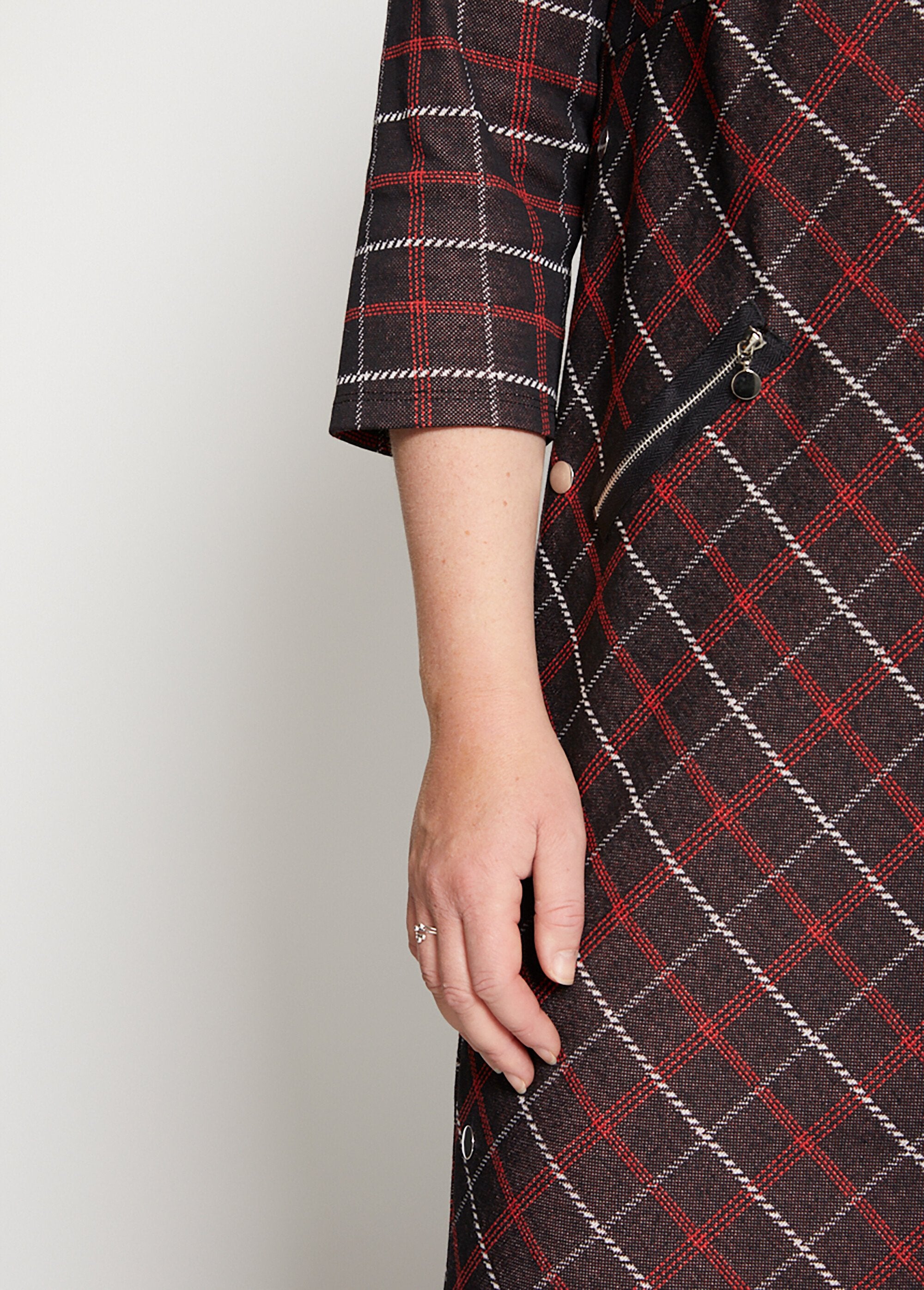 Plain_or_jacquard_knit_dress_Black_and_red_DE1_curvy