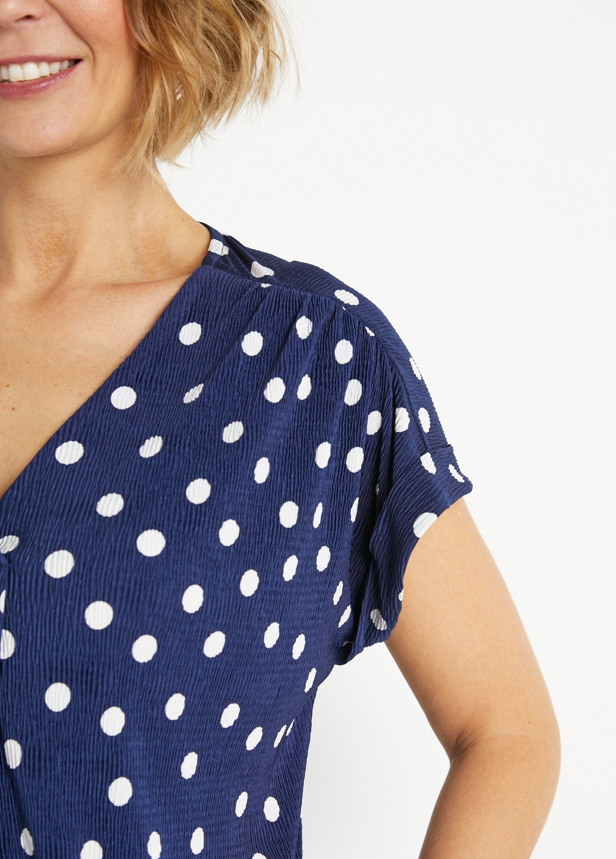 Loose-fitting_polka_dot_print_V-neck_T-shirt_Navy_and_white_DE2_slim
