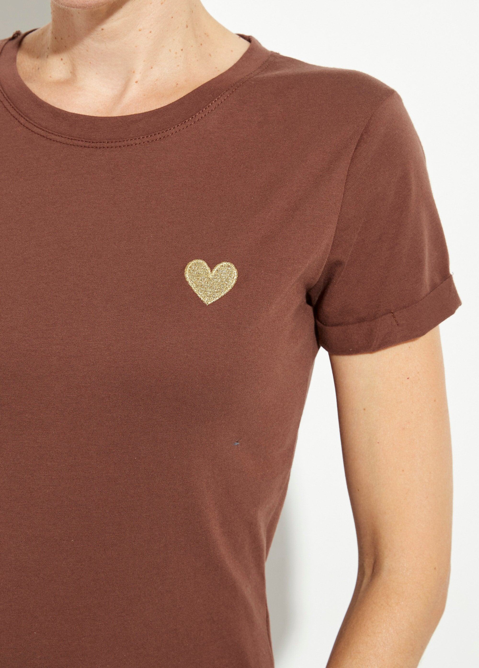 Round_neck_T-shirt_with_heart_embroidery_on_the_chest_Brown_DE1_slim