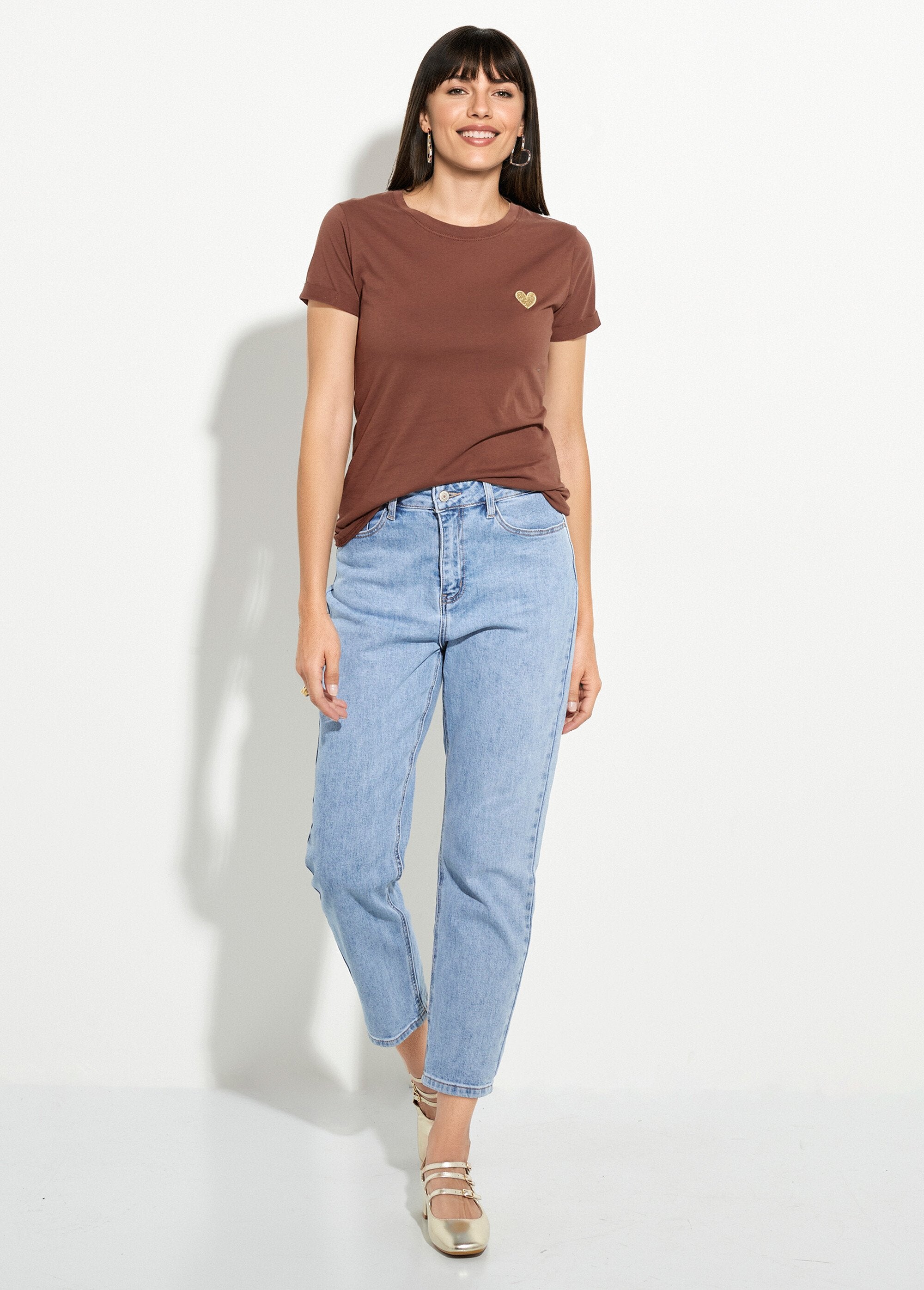 Round_neck_T-shirt_with_heart_embroidery_on_the_chest_Brown_SF1_slim