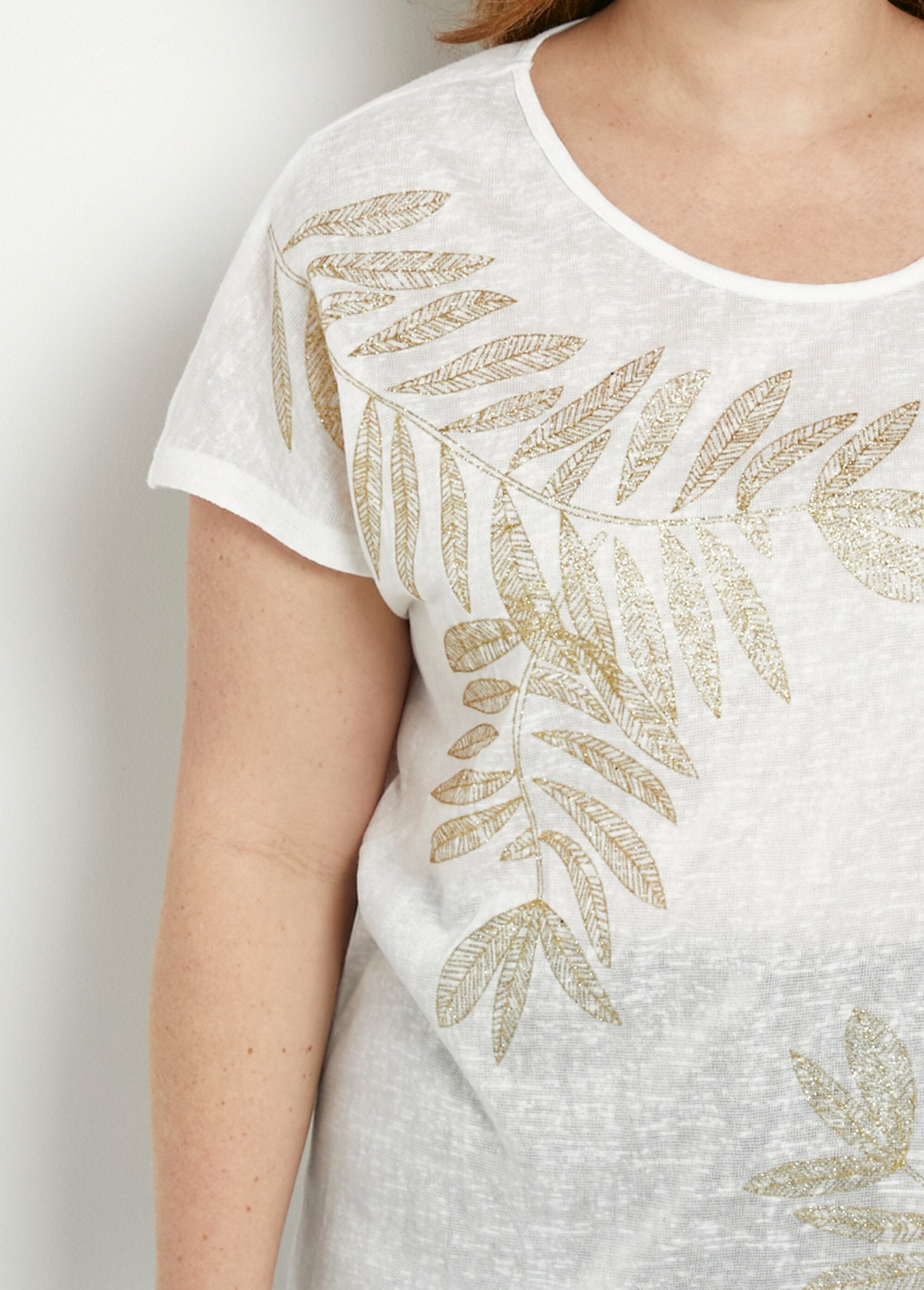 Round_neck_t-shirt_with_slub_knit_and_gold_pattern_White_DE1_curvy