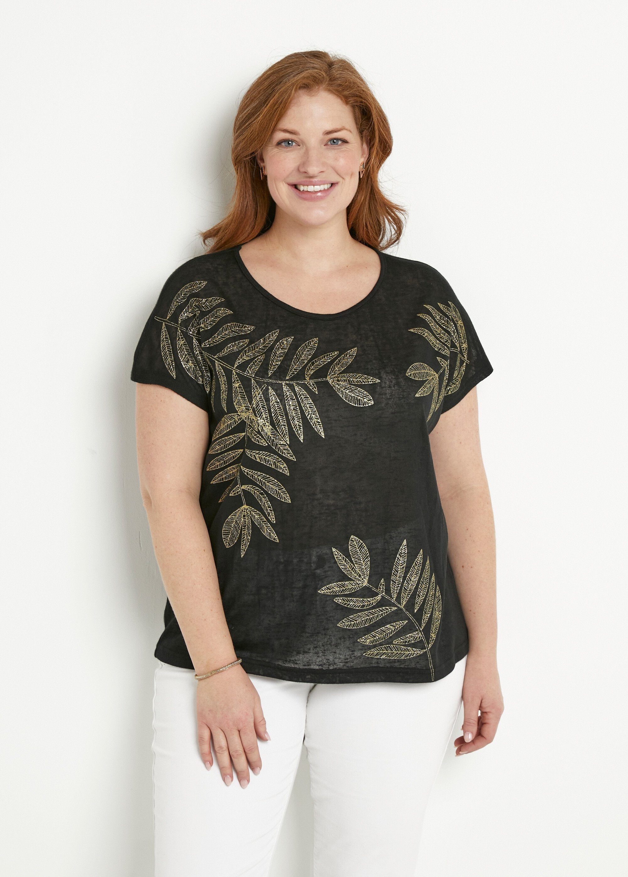 Round_neck_t-shirt_with_slub_knit_and_gold_pattern_Black_FA1_curvy