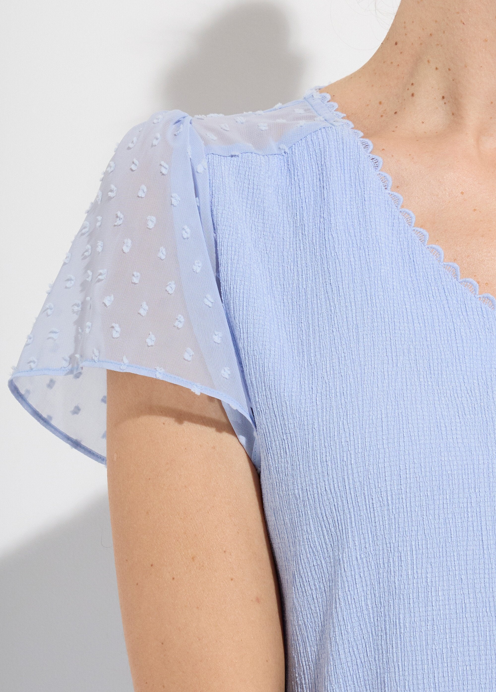 Short-sleeved_V-neck_polka_dot_t-shirt_Blue_DE1_slim