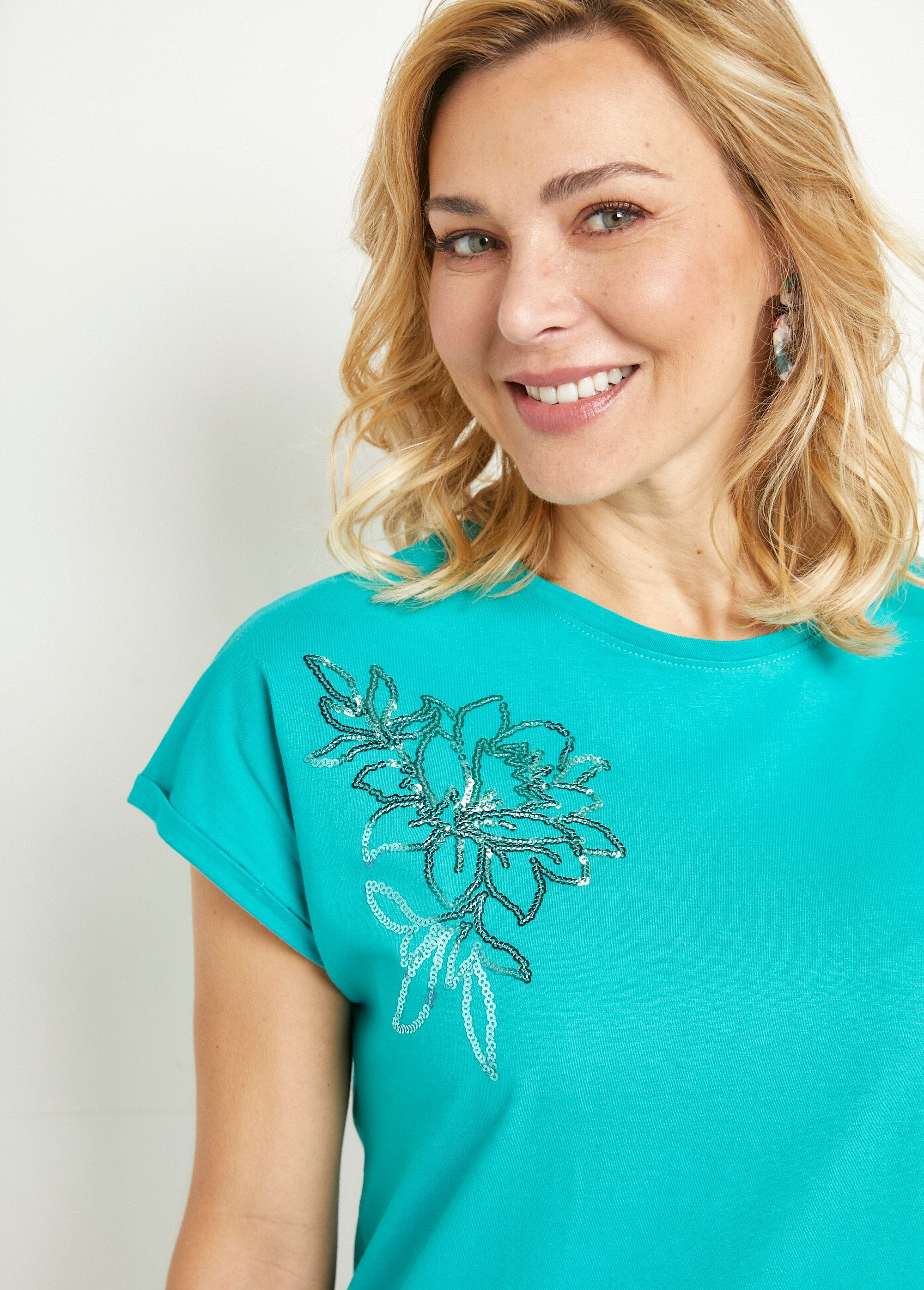 Plain_cotton_t-shirt_with_short_sleeves_and_sequins_Turquoise_DE1_slim