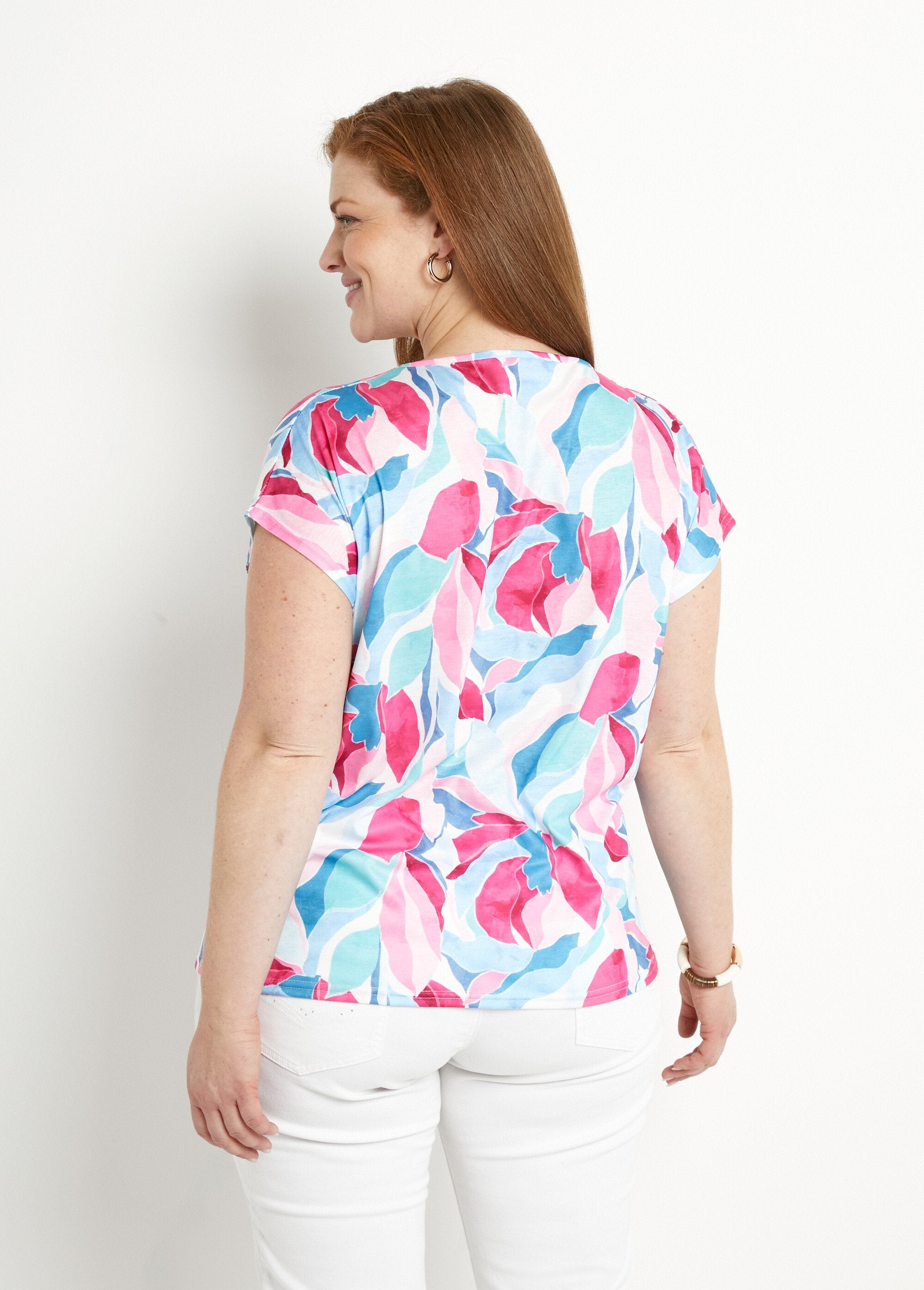 Shiny_printed_V-neck_cropped_t-shirt_Blue_and_pink_DO1_curvy