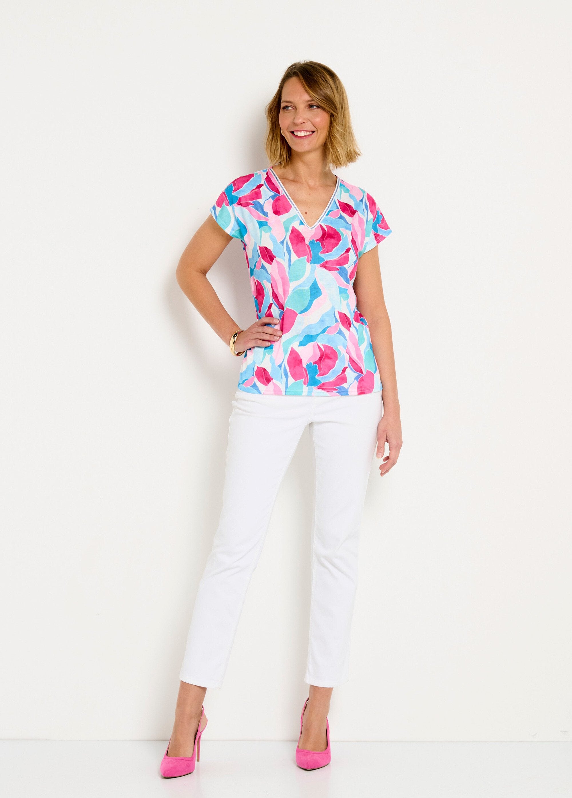 Shiny_printed_V-neck_cropped_t-shirt_Blue_and_pink_SF1_slim