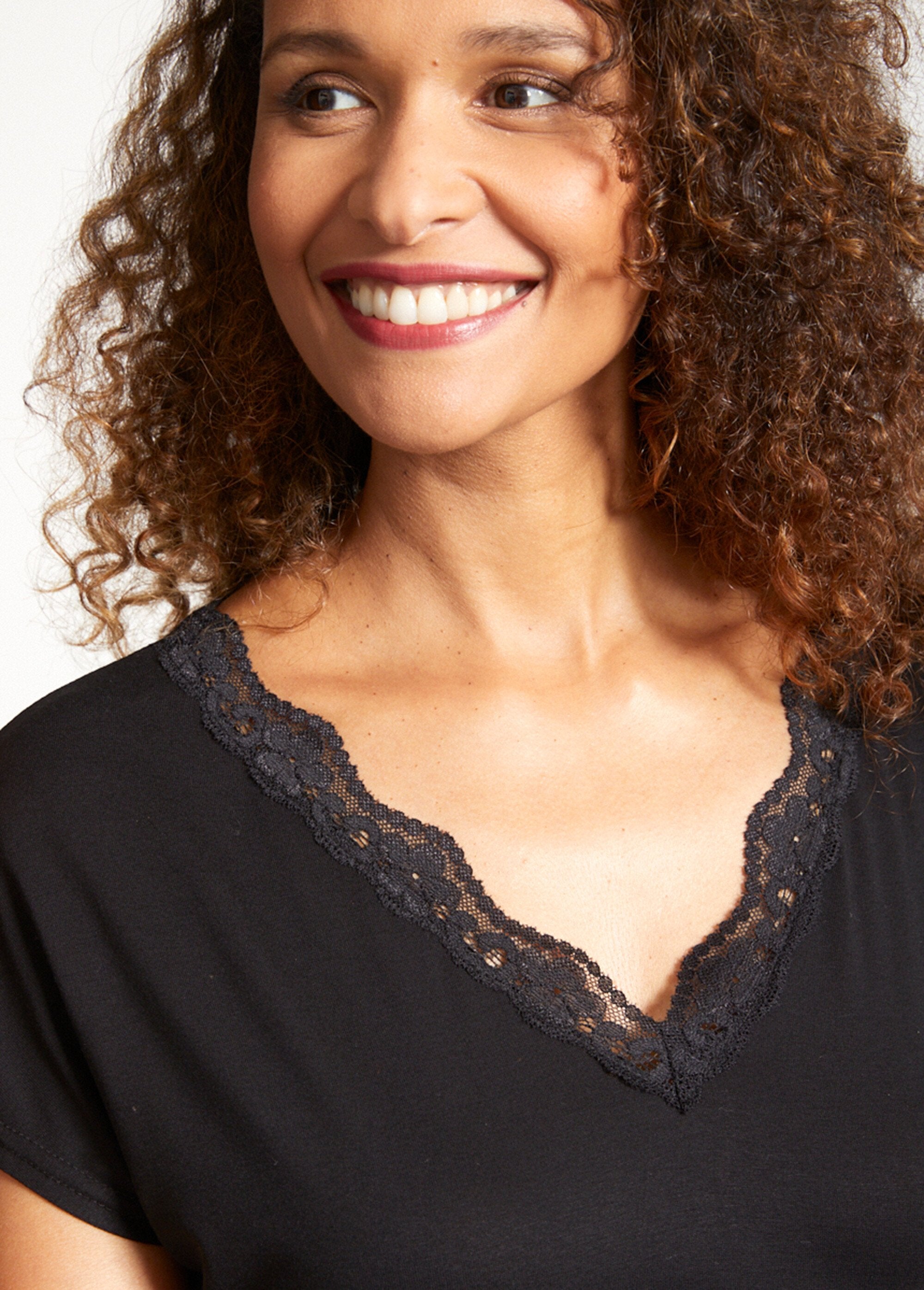 Short_stretch_lace_t-shirt_Black_DE1_slim