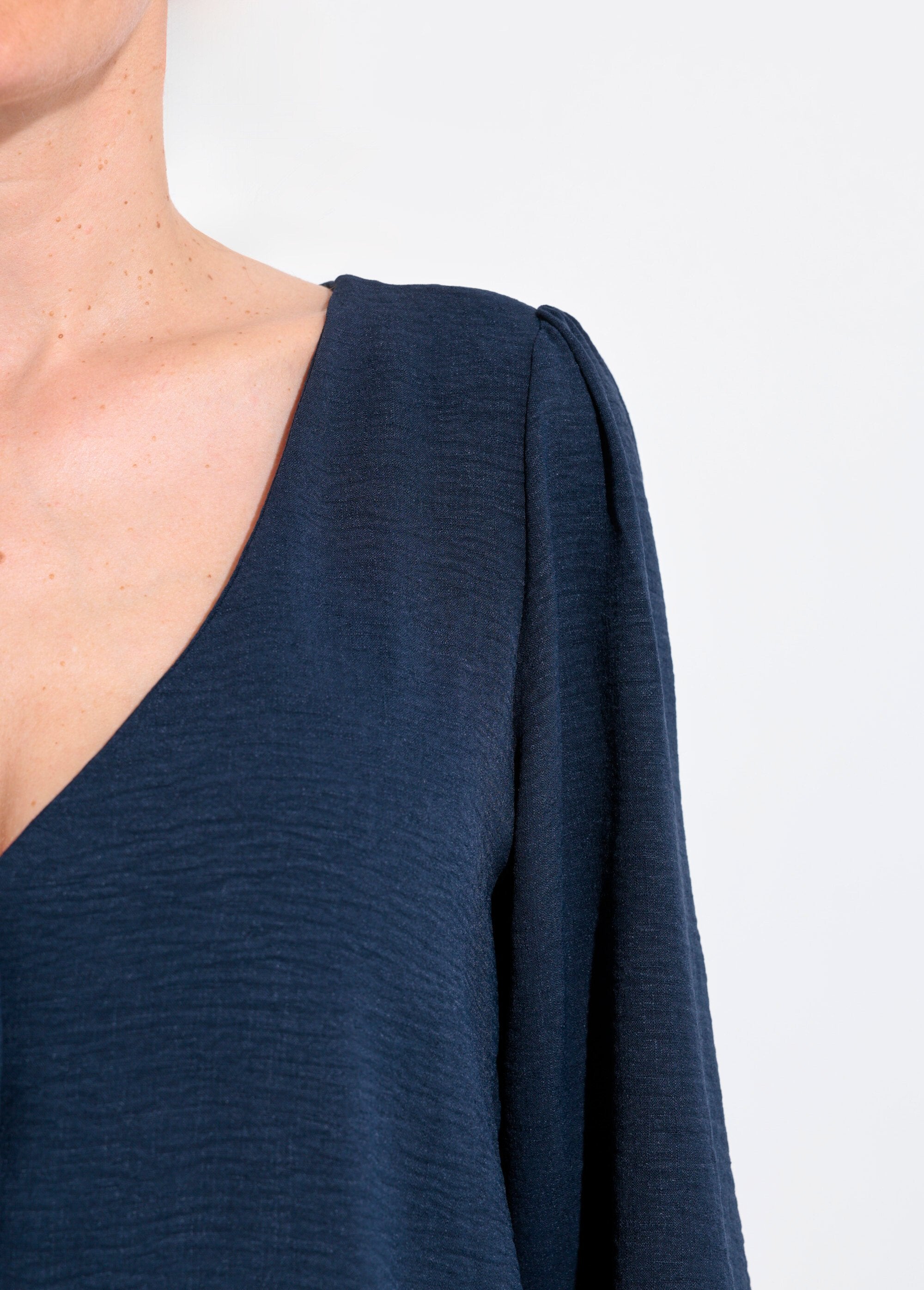 Buttoned,_embossed_tunic_with_V-neck_Marine_DE2_slim