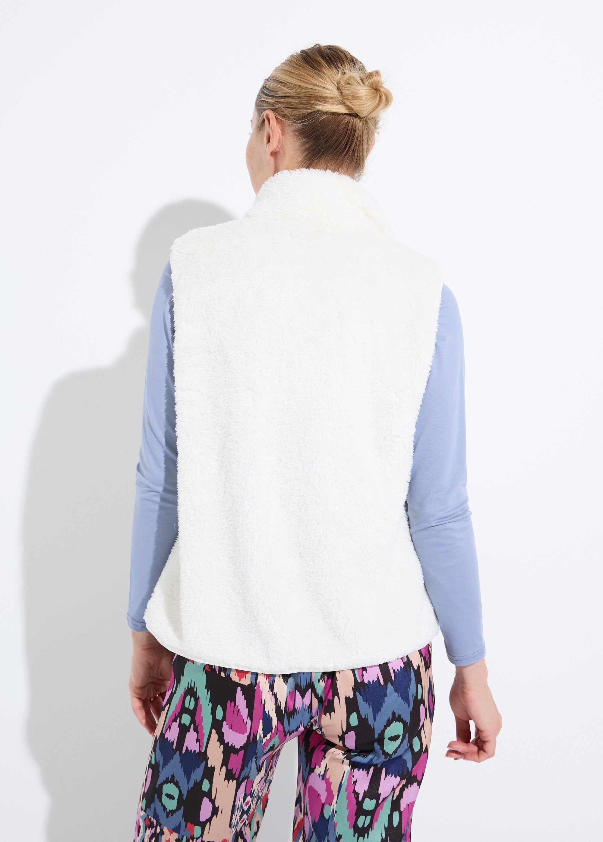 Sleeveless_faux_fur_jacket_with_stand-up_collar_Ecru_DO1_slim