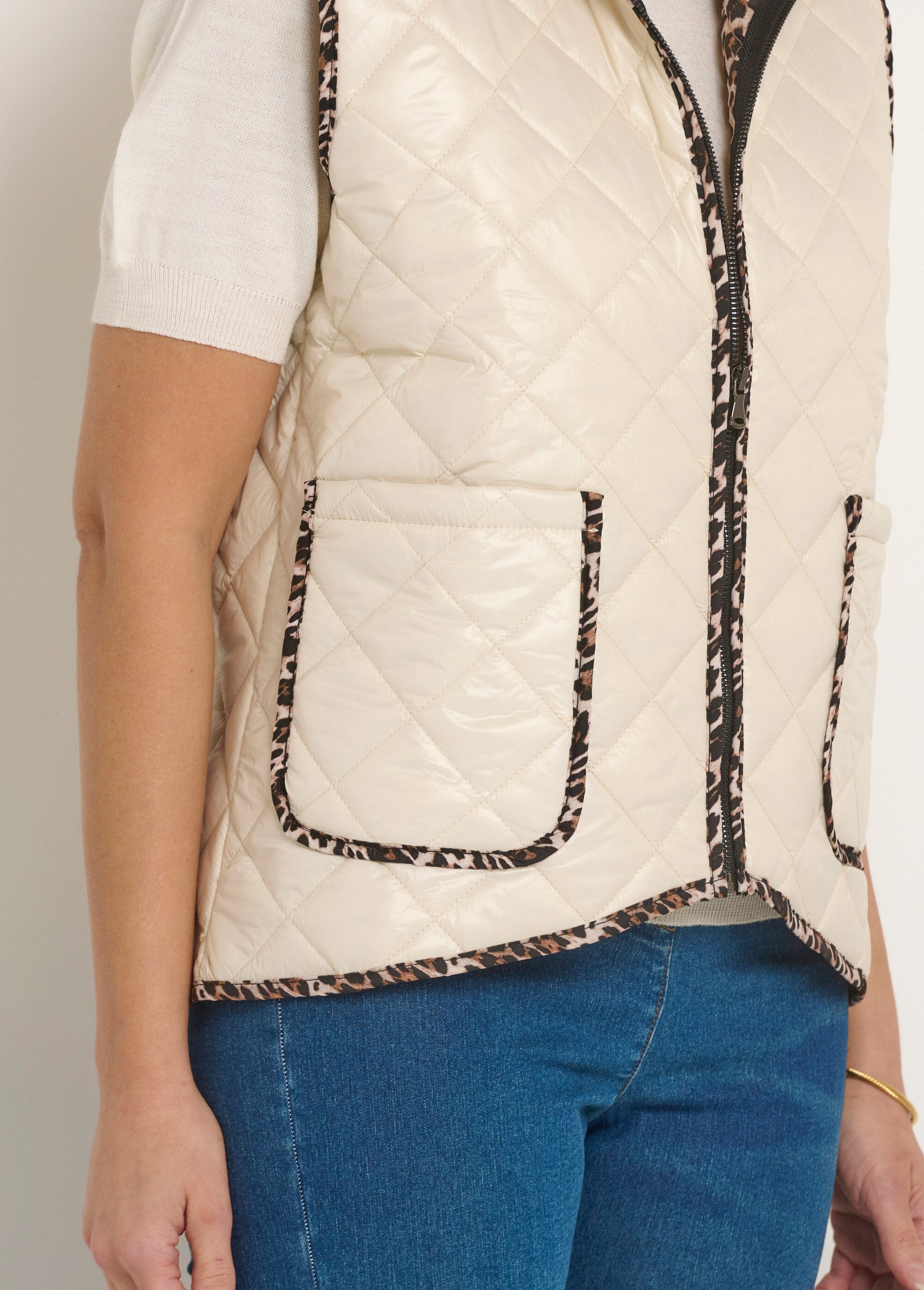Sleeveless_quilted_jacket_with_hood_White_DE2_slim