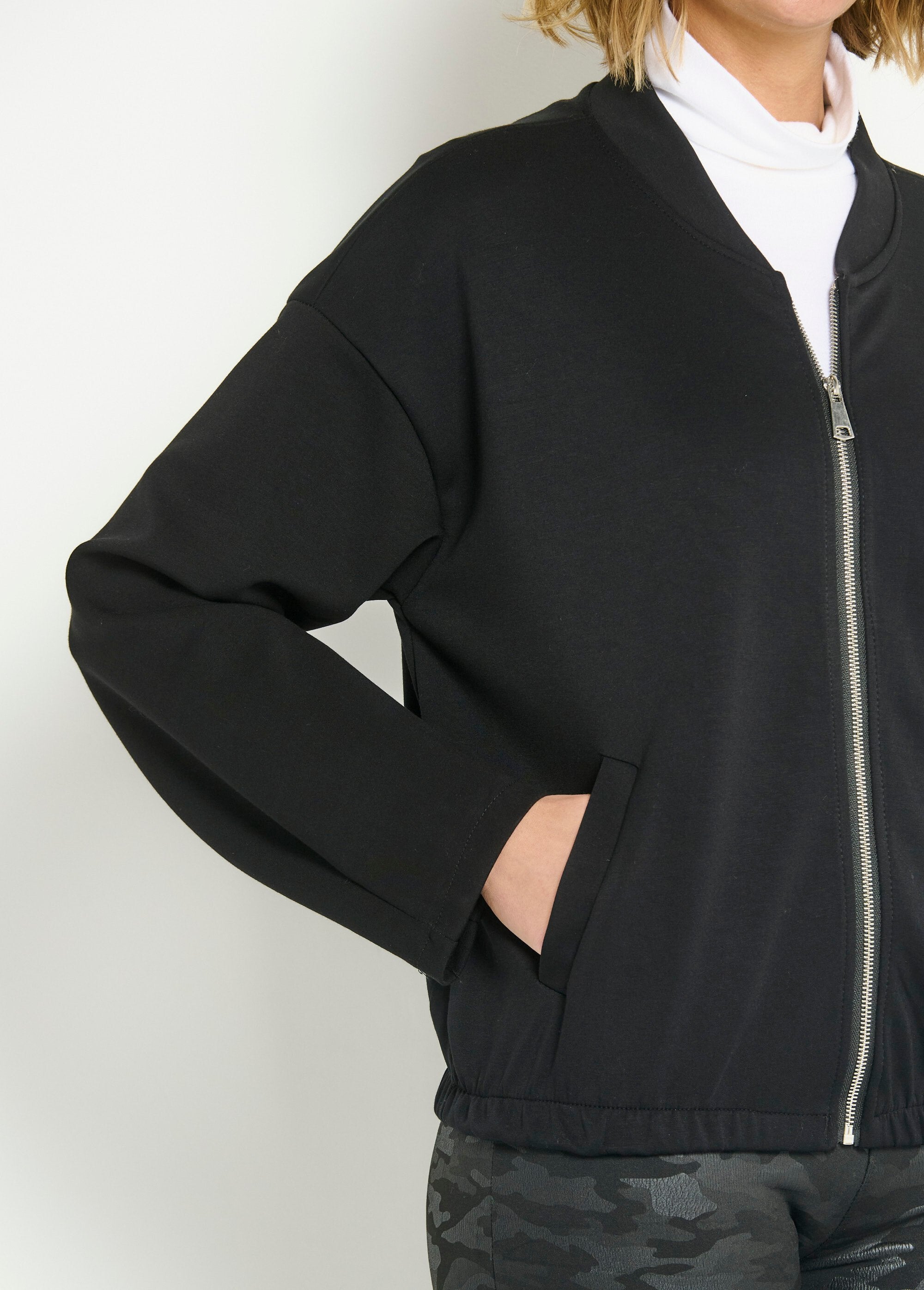 Comfortable_teddy-style_zip-up_jacket_Black_DE2_slim