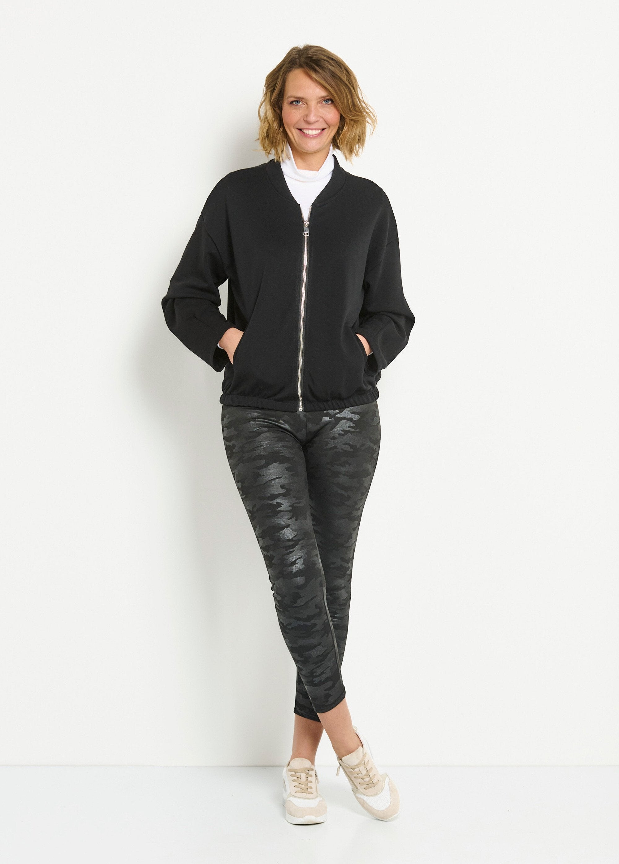 Comfortable_teddy-style_zip-up_jacket_Black_SF1_slim