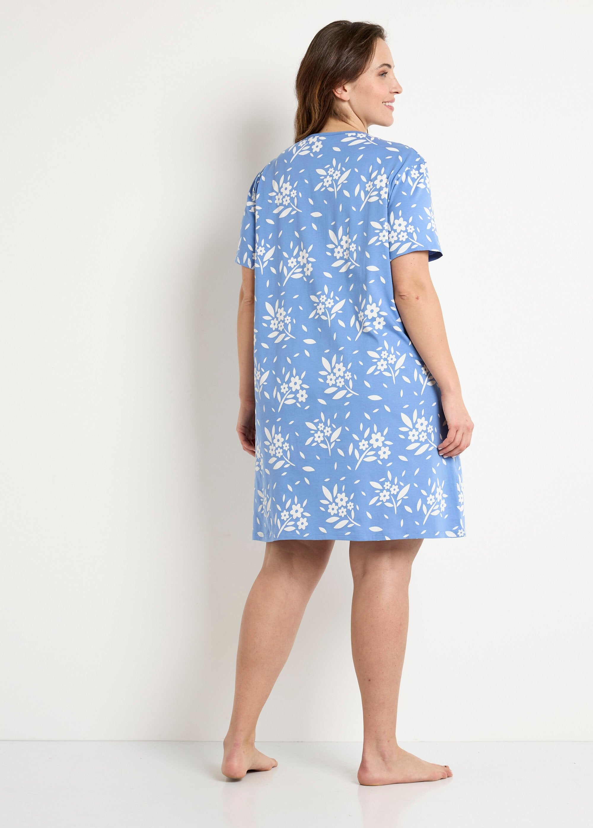 Short_nightgown_with_buttoned_V-neck_and_cotton_Blue_DO1_curvy