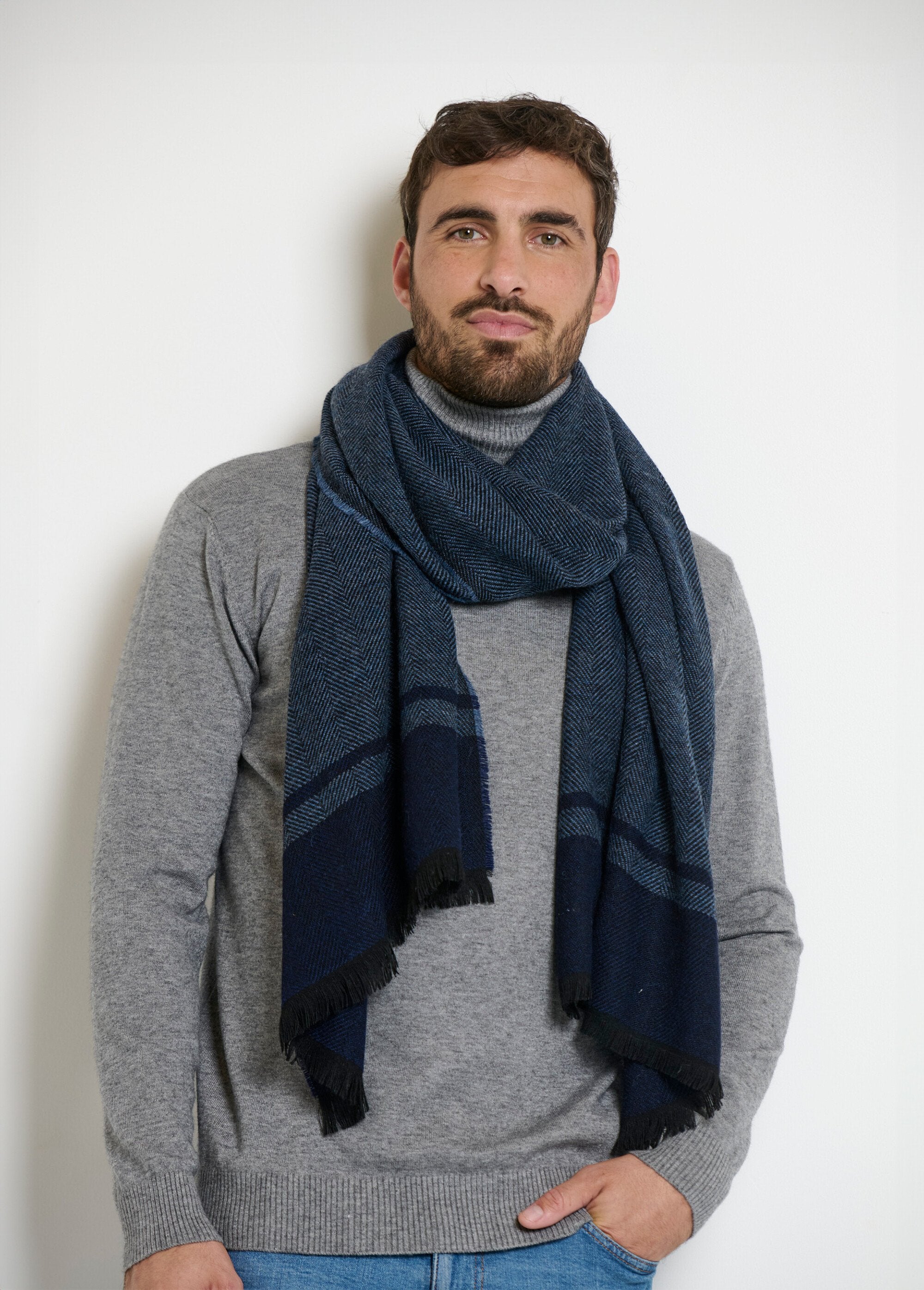 Warm_herringbone_men's_scarf_with_wool_Grey_and_anthracite_blue_FA1_slim