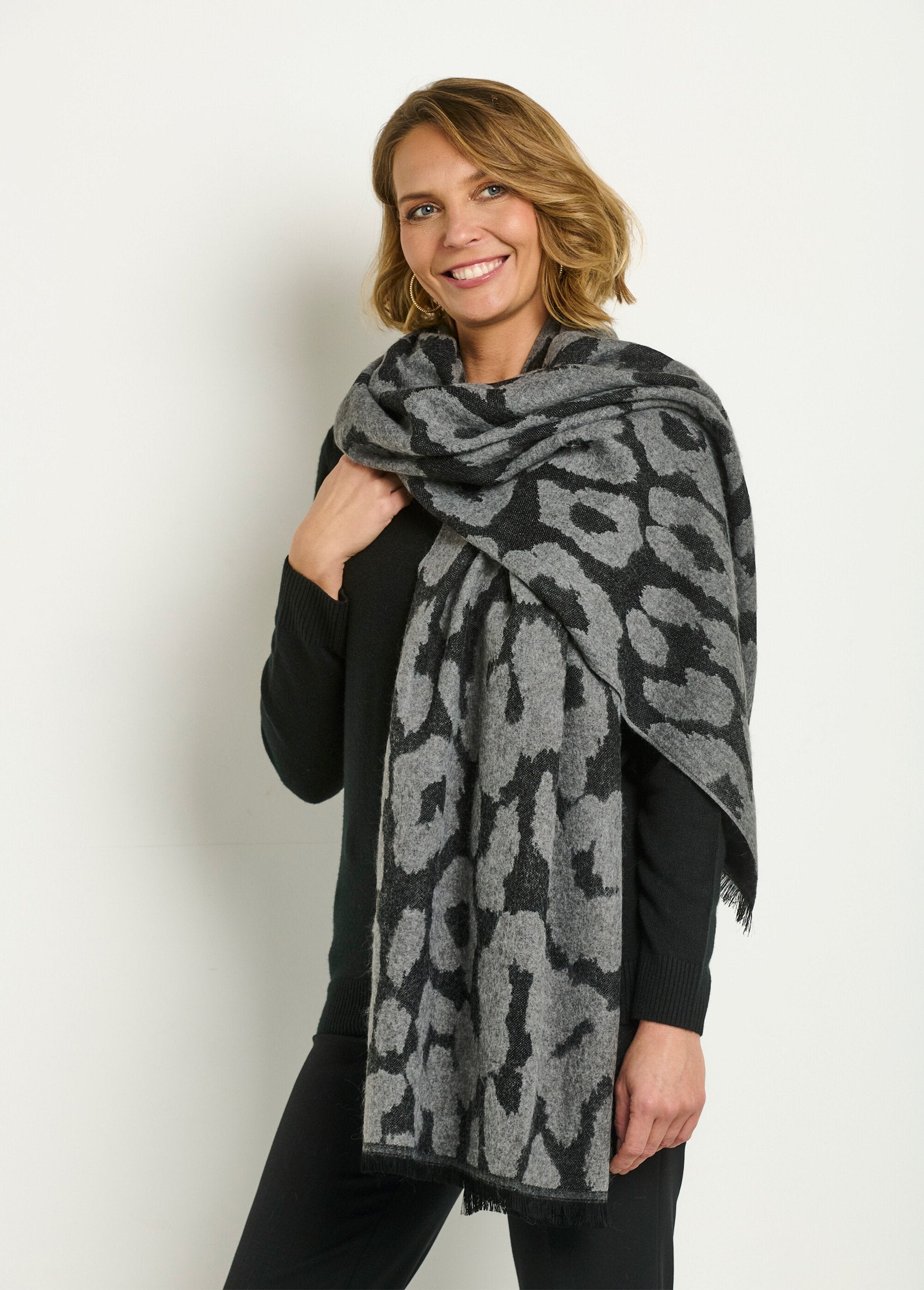 Large_warm_scarf_with_stylish_leopard_pattern_Black_and_gray_FA1_slim