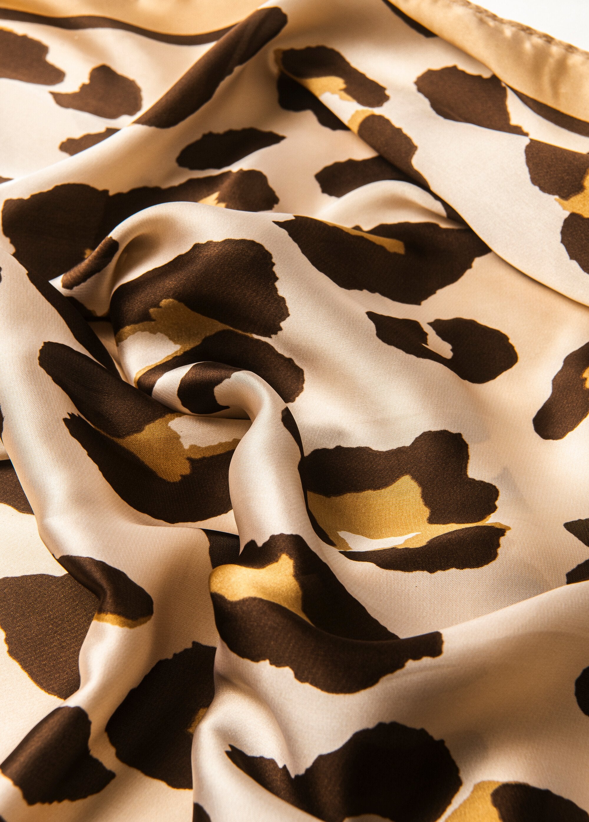 Foulard_carré_aspect_satin_motif_léopard_Beige_et_marron_DE1_slim