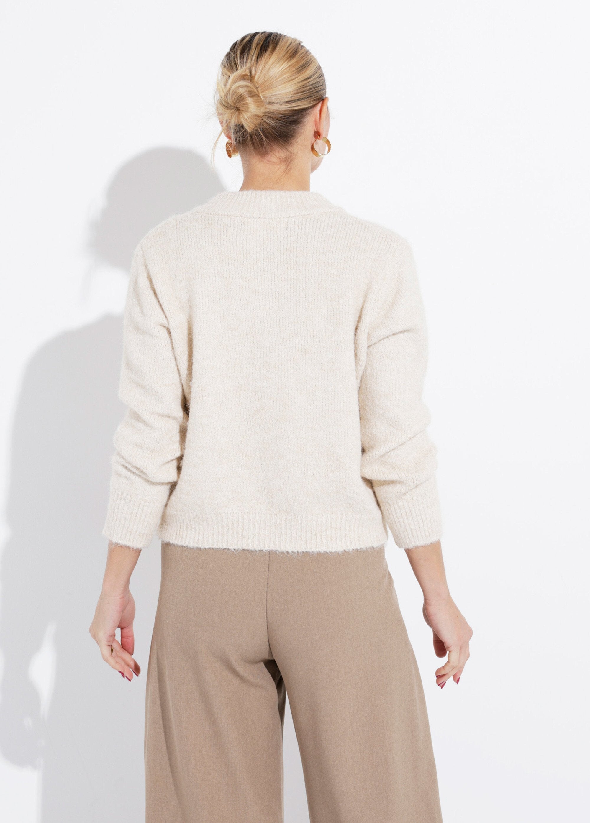 Fancy_round_neck_knitted_vest_Beige_DO1_slim