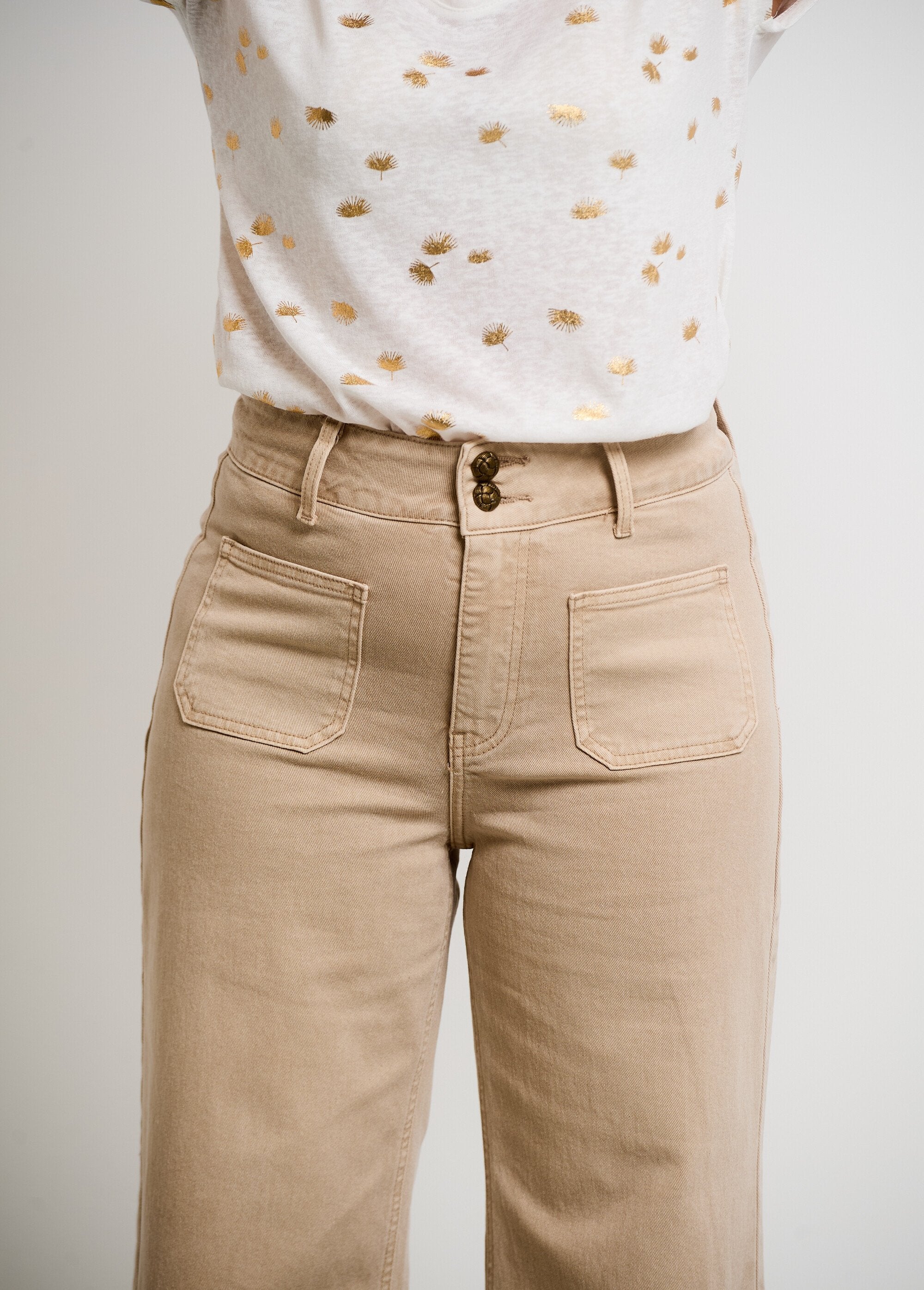 Flare_jeans_with_patch_pockets_Beige_DE1_slim