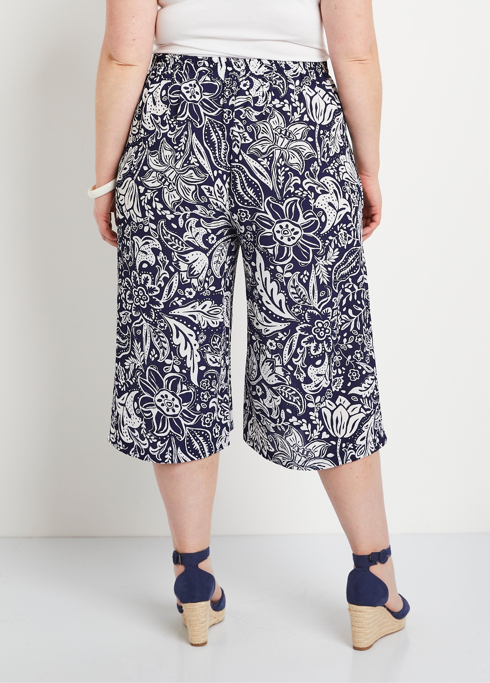 Culottes_with_elasticated_waist_and_embossed_fabric_Blue_and_white_DO1_curvy