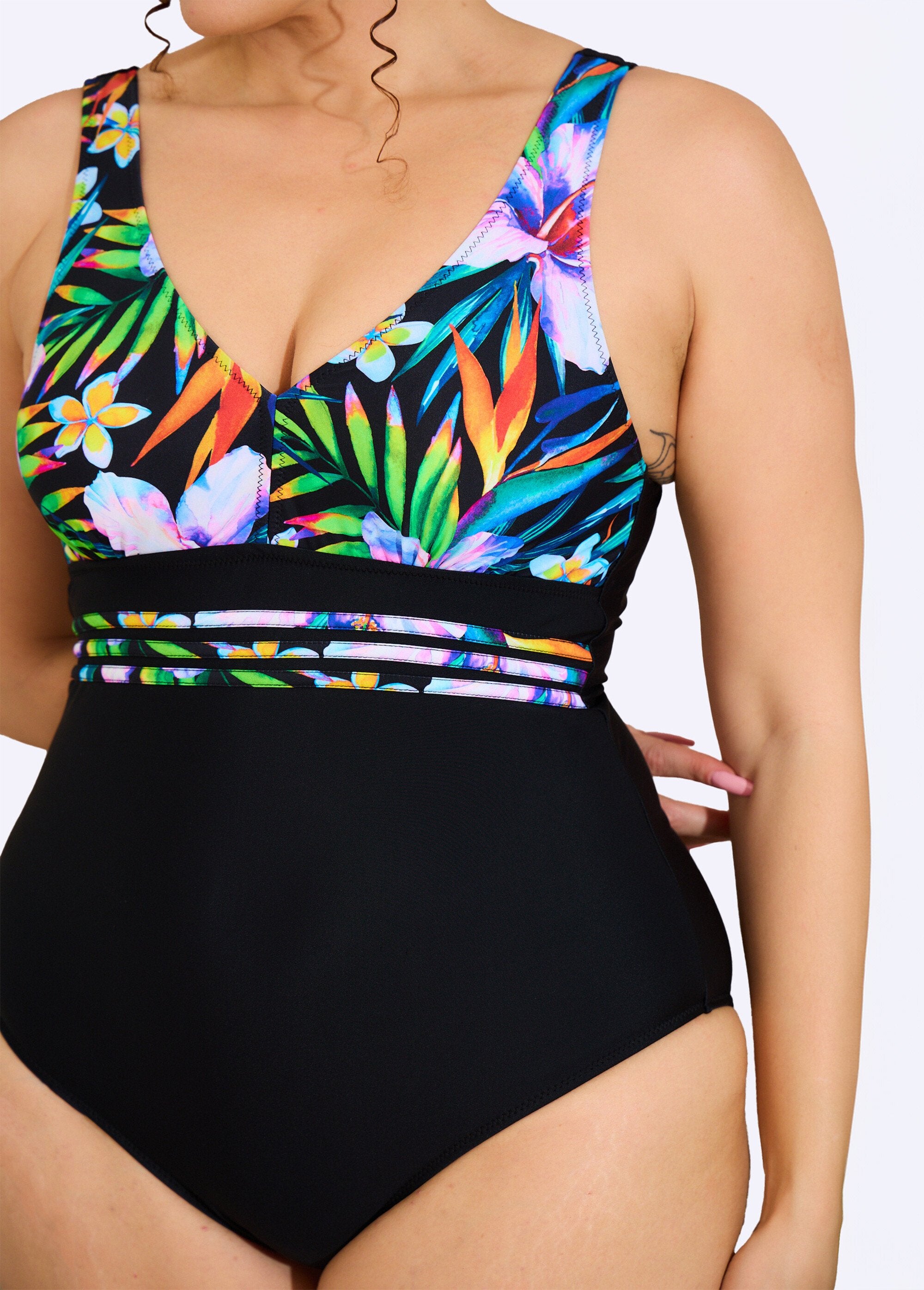 Exotic_and_plain_one-piece_swimsuit_Black_prints_DE1_curvy