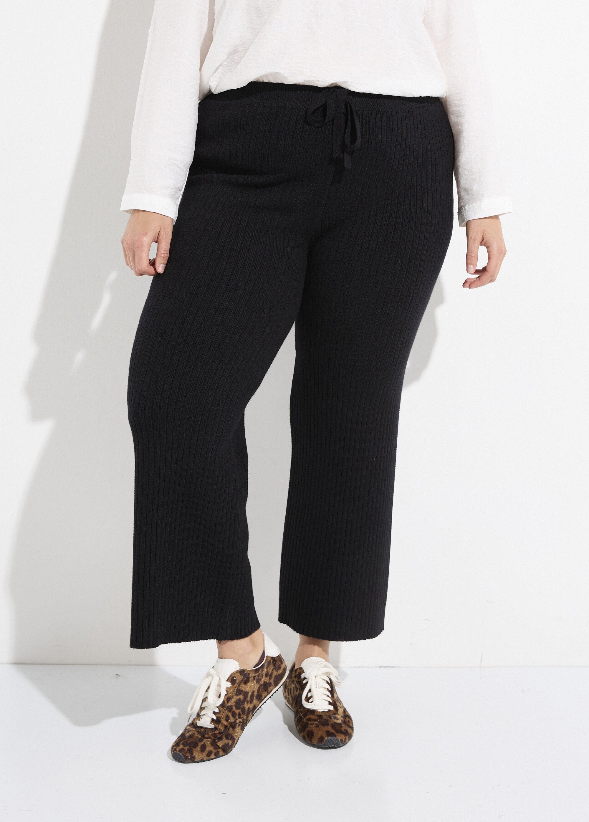 Comfortable_knit_pants,_wide_cut_Black_FA1_curvy