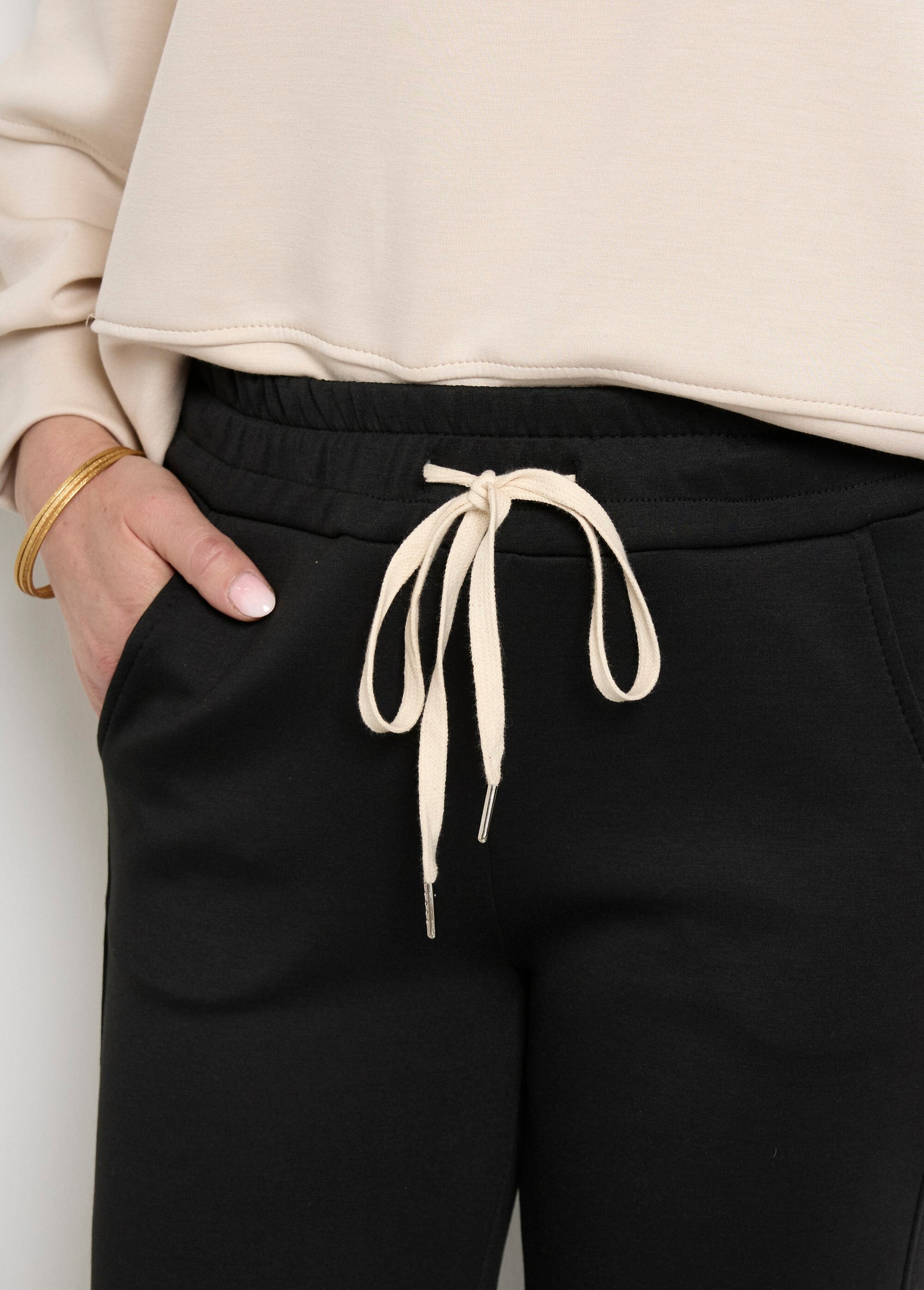 Wide_and_flowing_pants_in_soft_knit_Black_DE1_slim